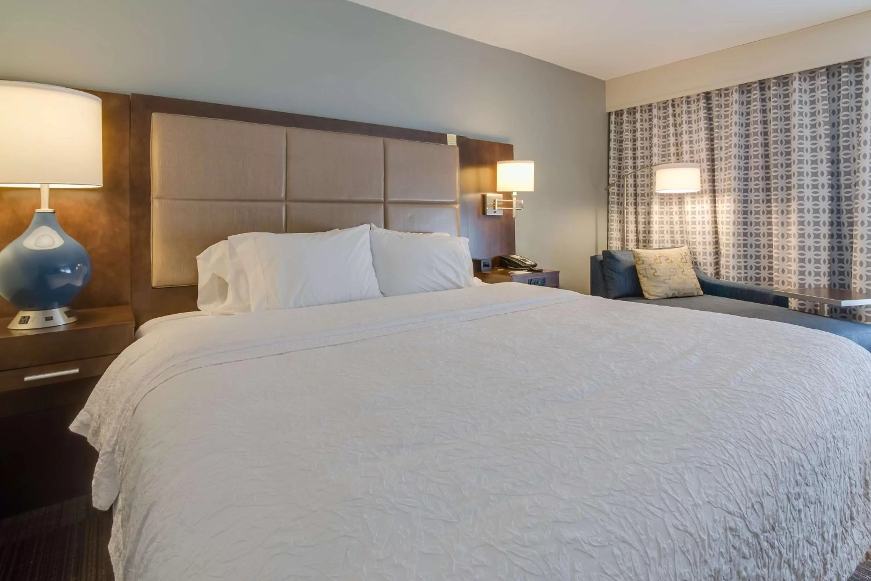 Bed in Hampton Inn Bellevue/Nashville I-40 West