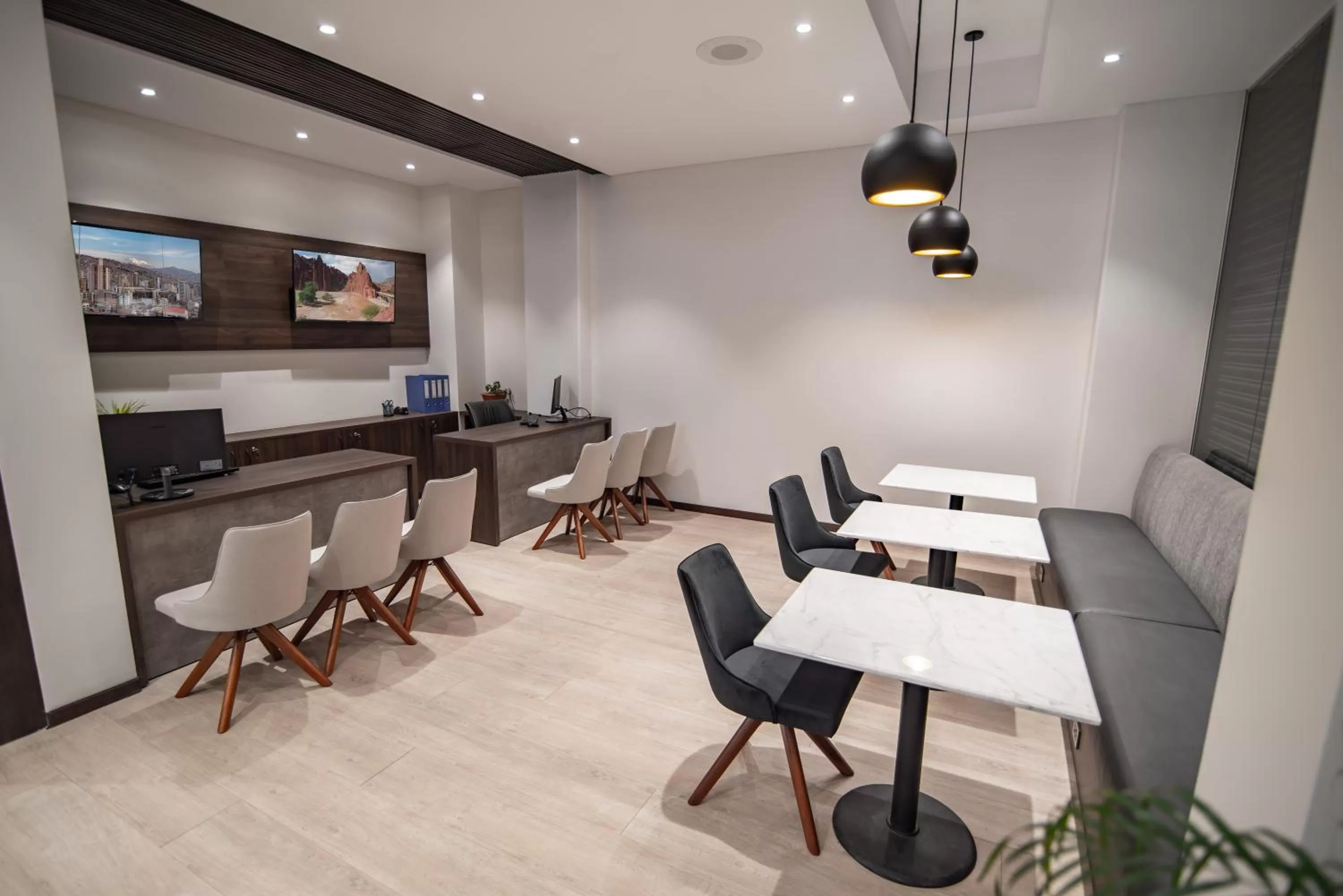 Communal lounge/ TV room in Mitru Express Hotel