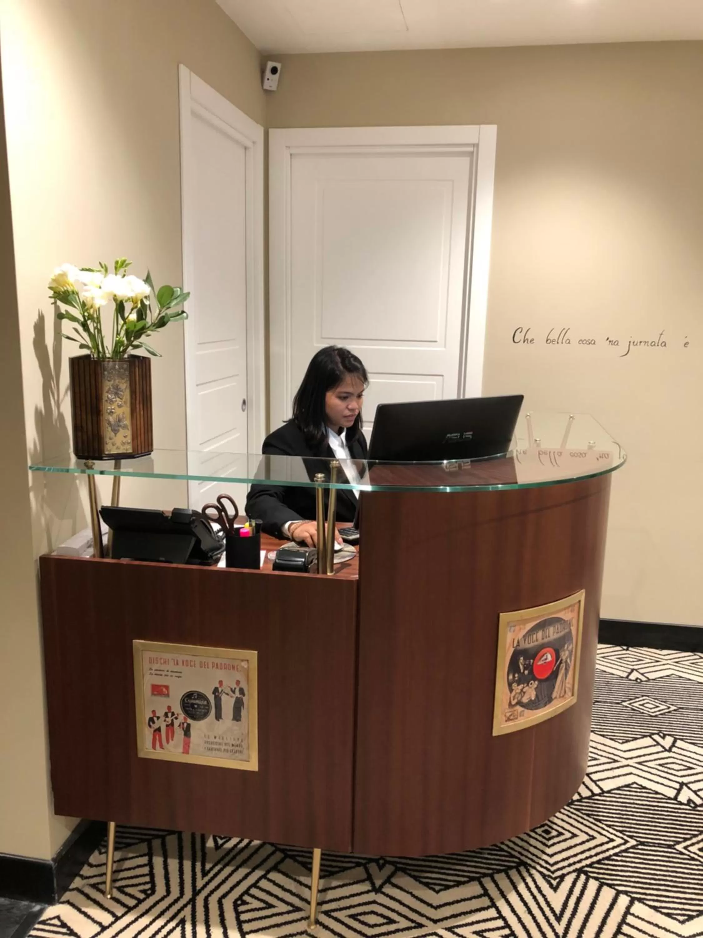 Lobby or reception in Caruso Place Luxury Rooms & Suites