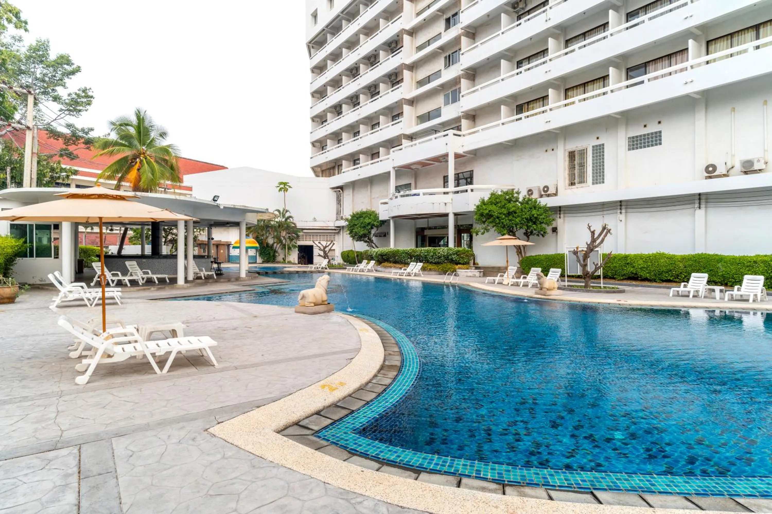 Swimming pool in Welcome Plaza Hotel Pattaya