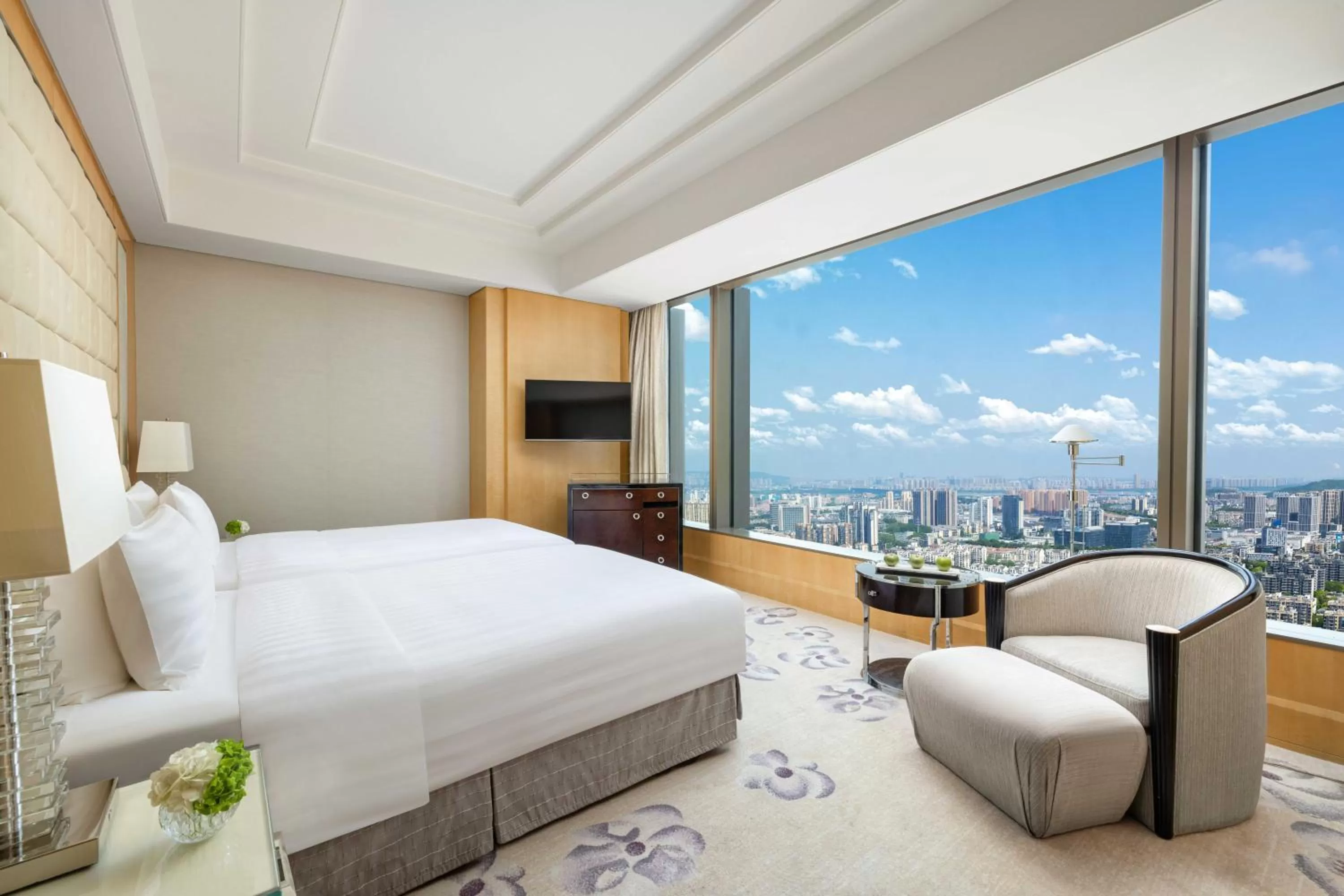Photo of the whole room, Bed in Shangri-La Nanjing