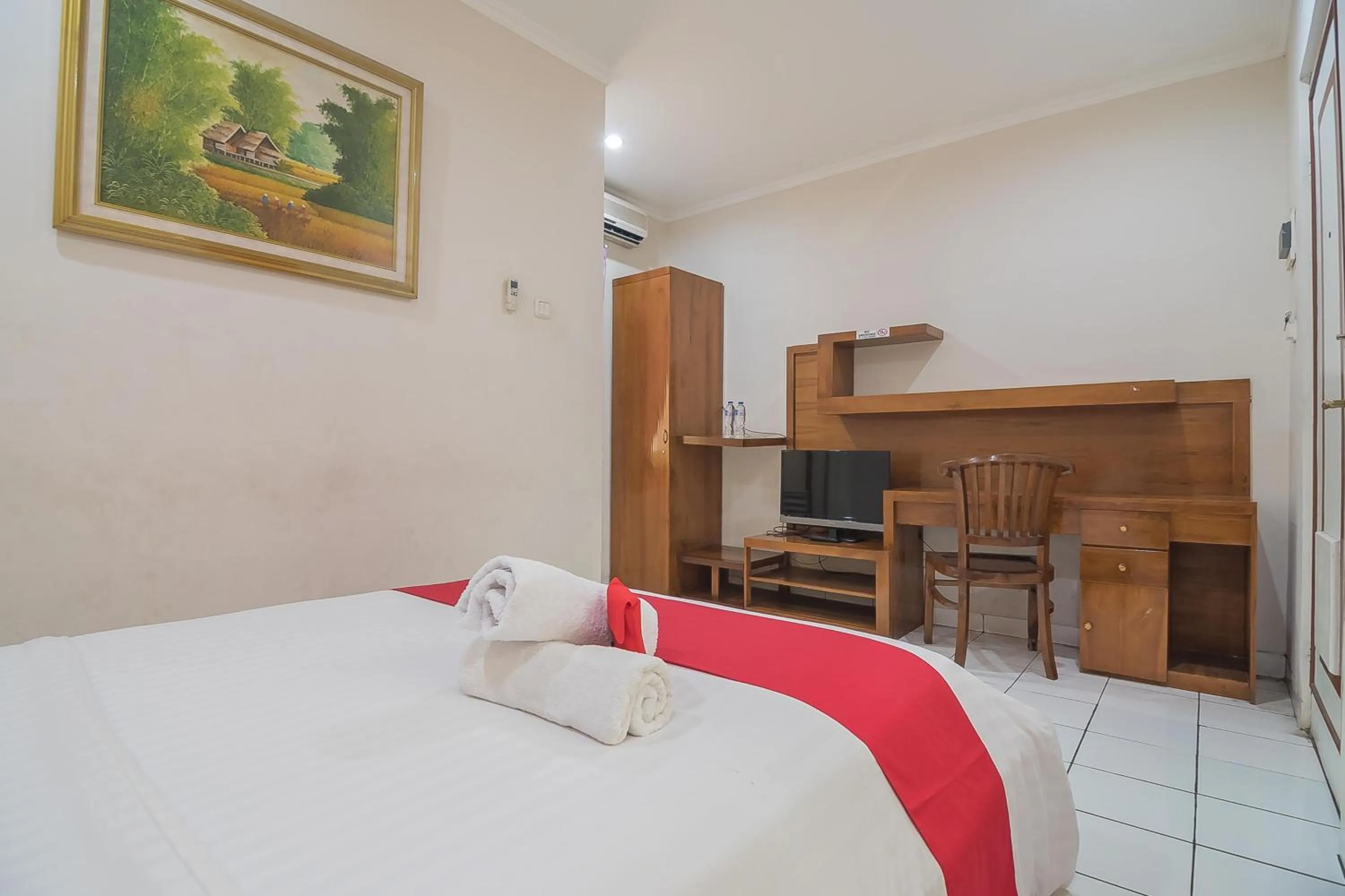 Bedroom, Bed in RedDoorz at Amellia Pasteur Bandung