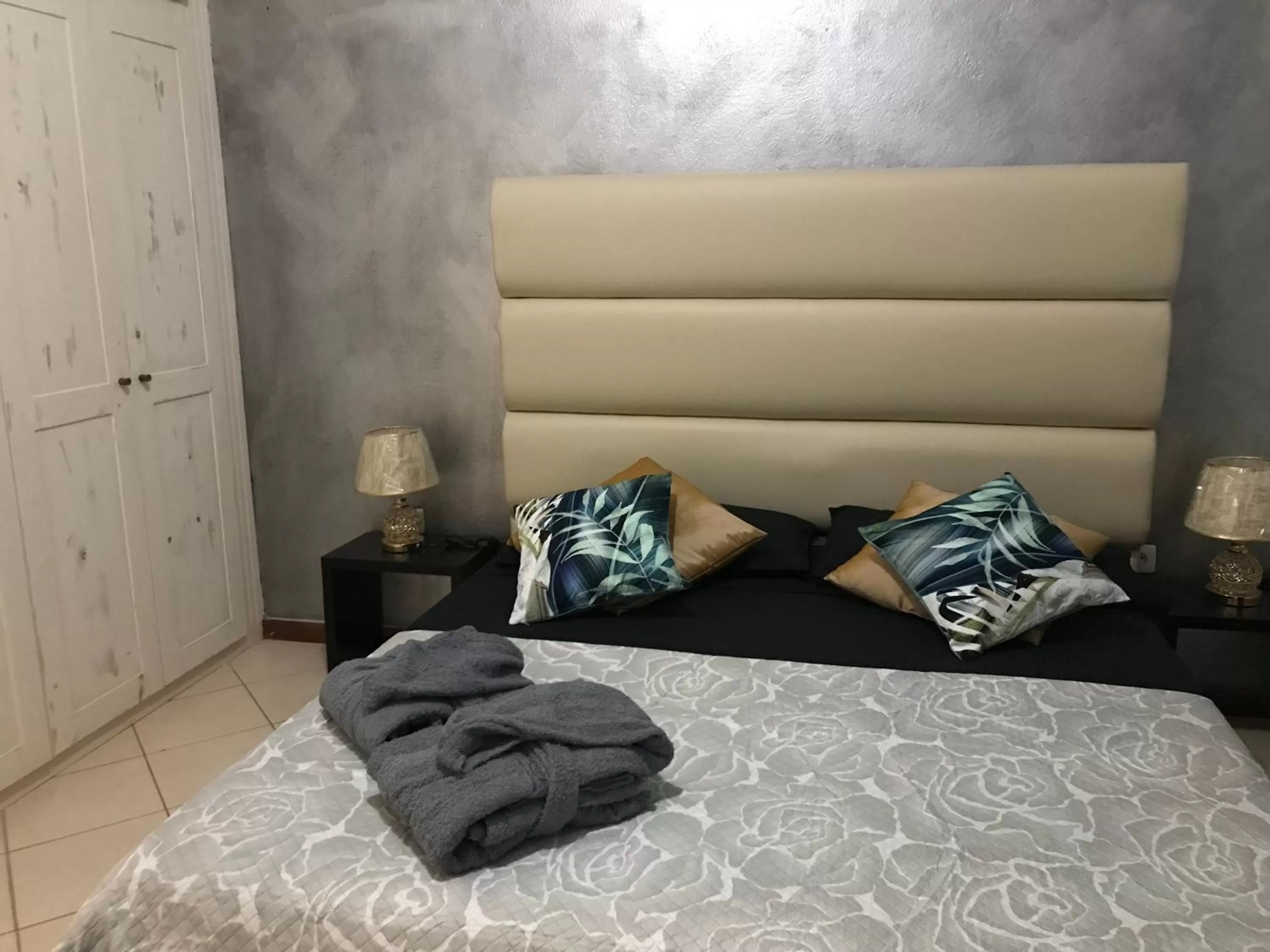 Bedroom, Bed in Blue eagle