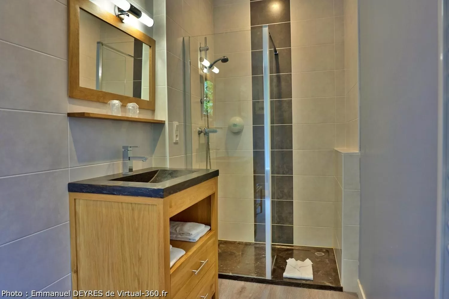 Shower in Hôtel de Bretagne