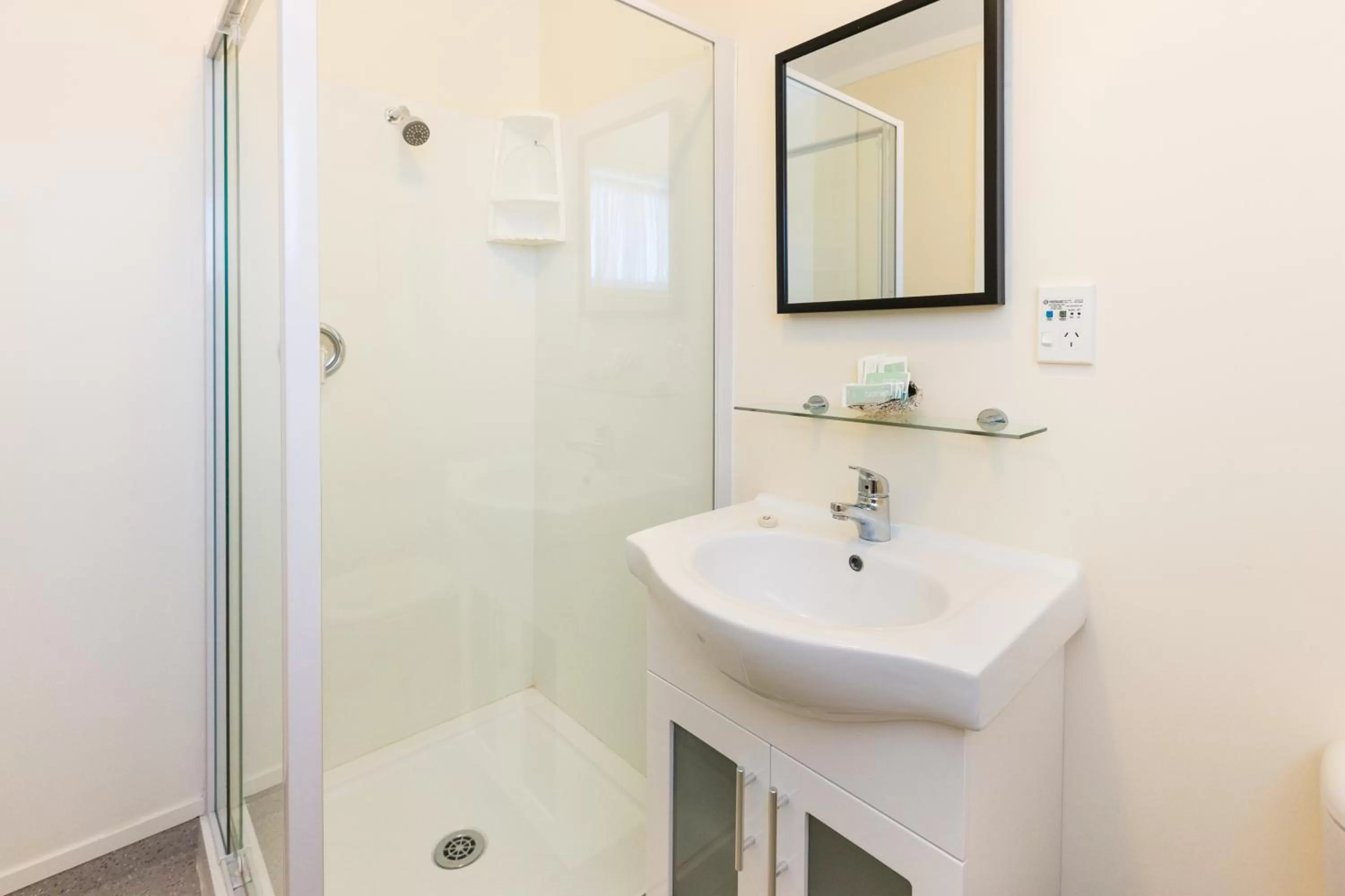 Bathroom in Alpha Motor Inn