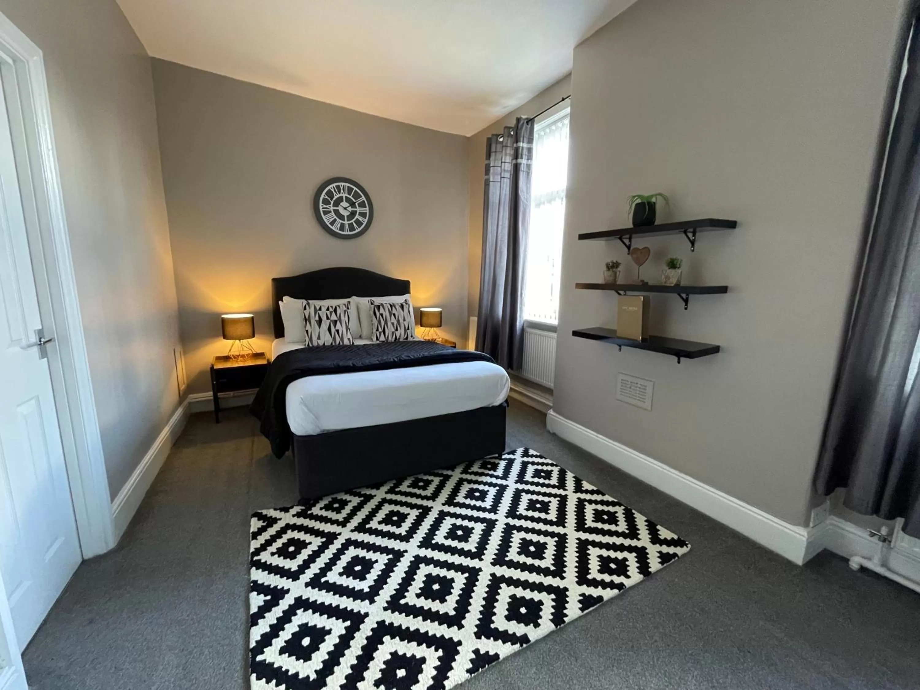 Photo of the whole room, Bed in Mitre Hotel Manchester City Centre