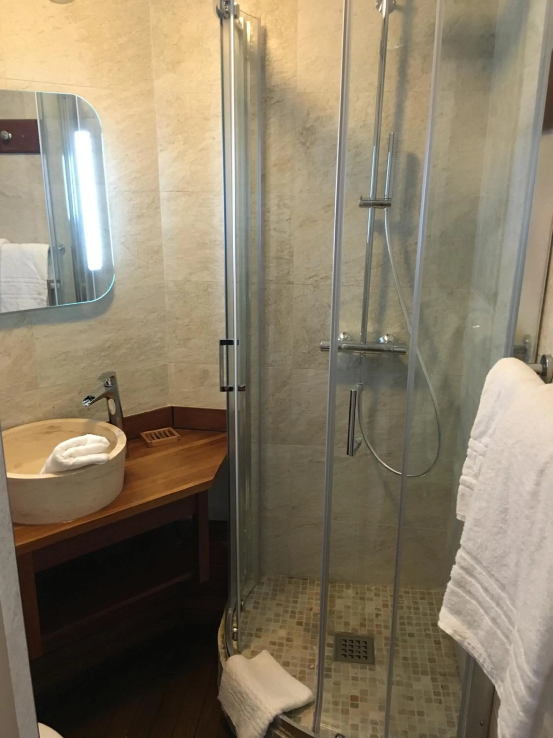 Shower in Green hotels Confort Paris 13