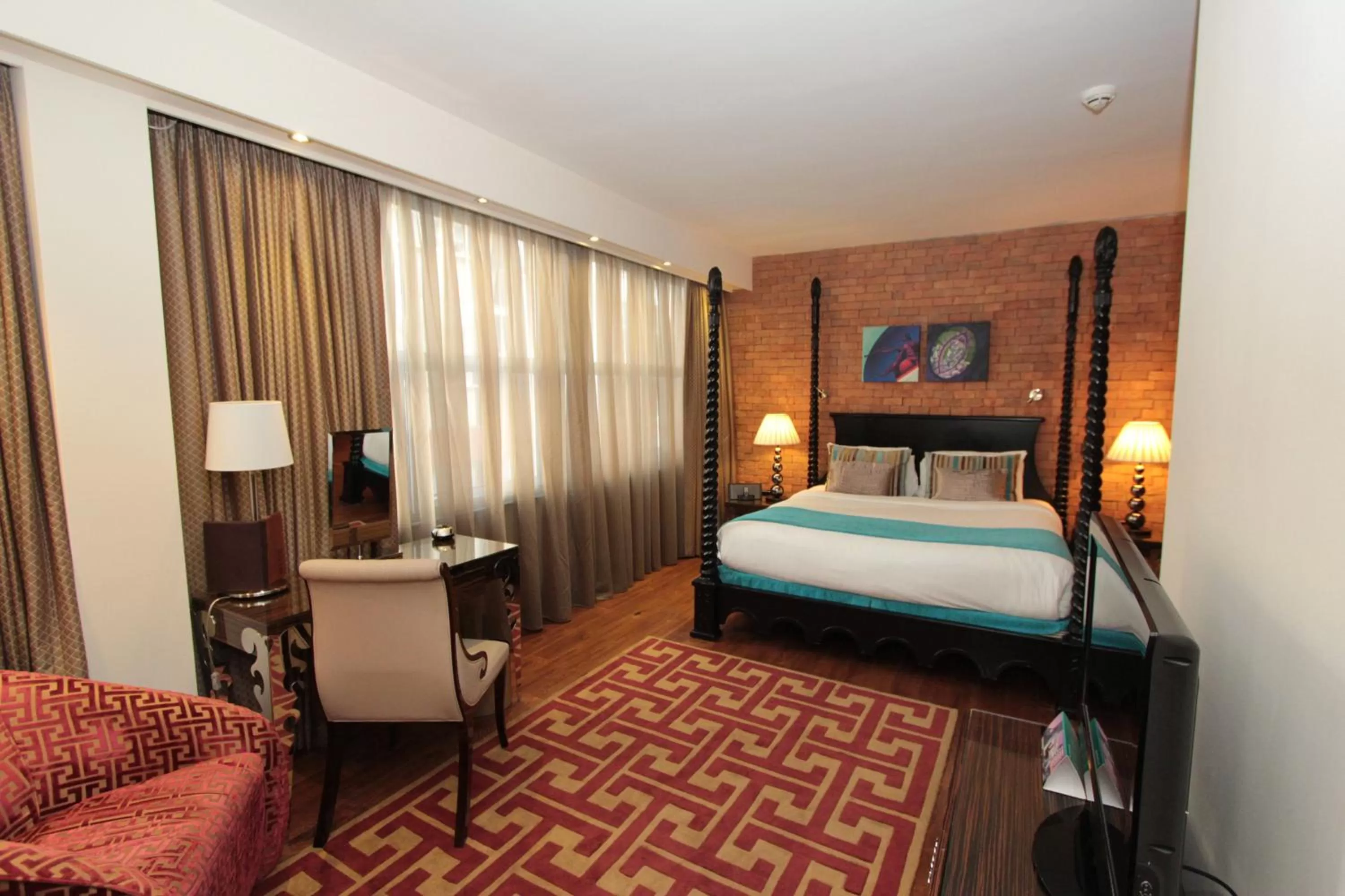 Photo of the whole room, Bed in Hotel Indigo London Tower Hill by IHG