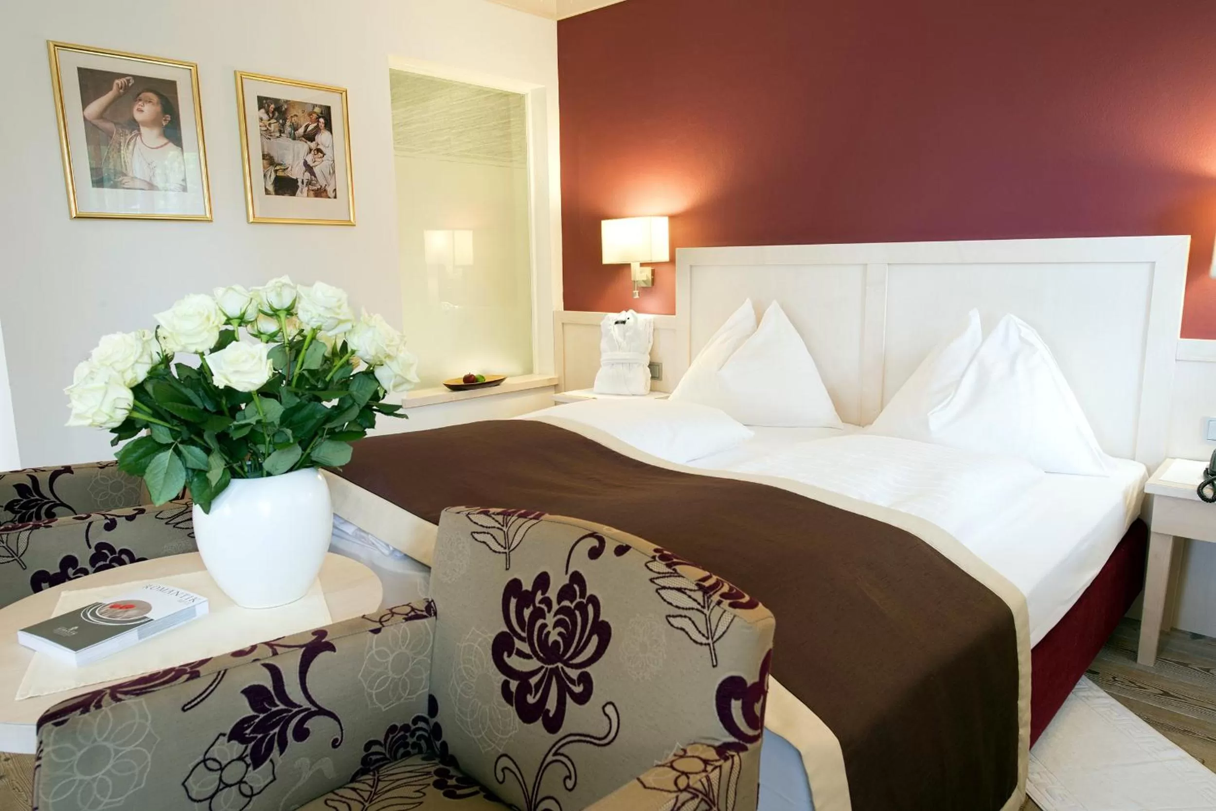 Bed in Romantik Hotel Die Gersberg Alm mit Panoramablick auf Salzburg