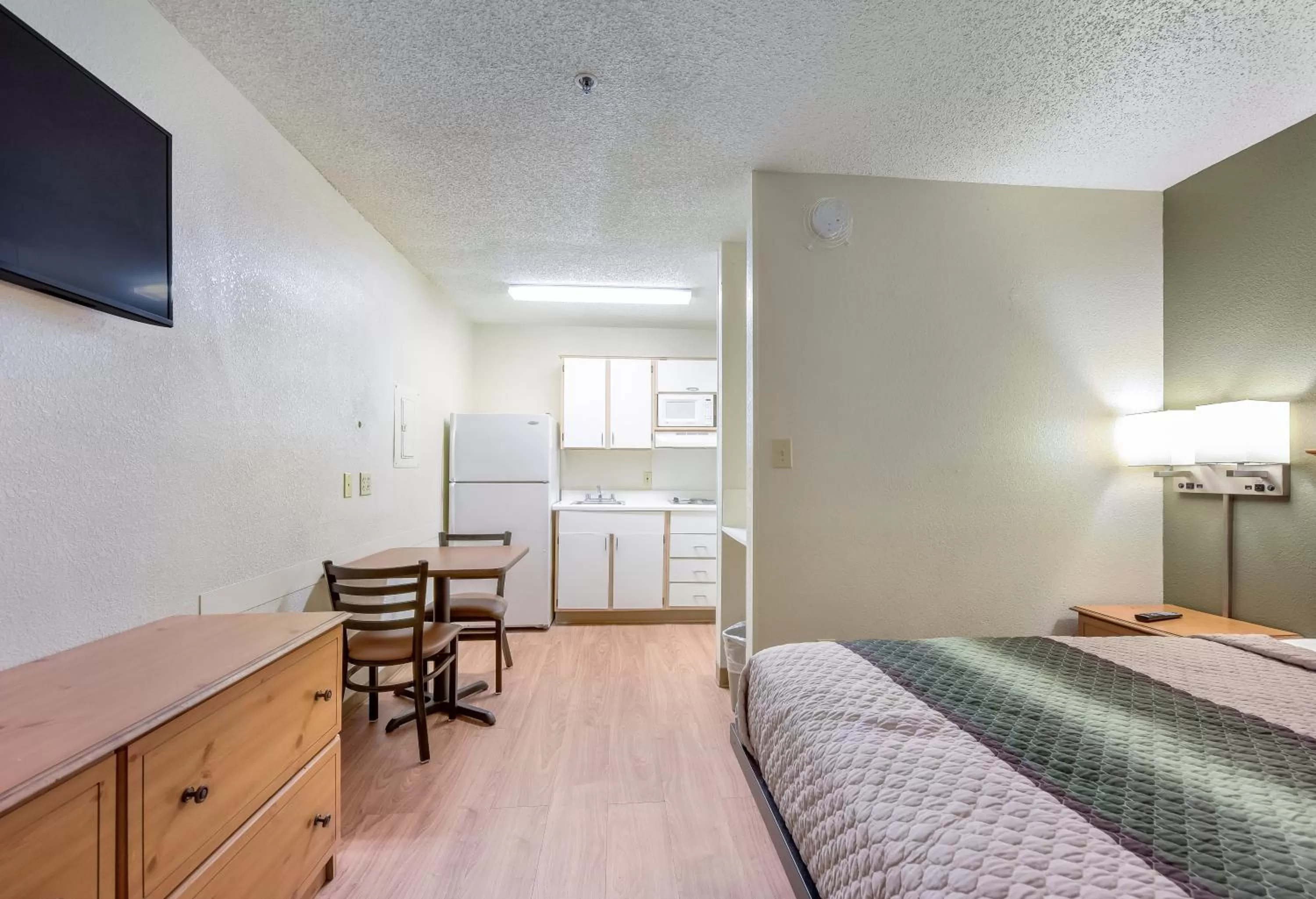 Photo of the whole room, Bed in HomeTowne Studios by Red Roof Dallas - North Addison - Tollway