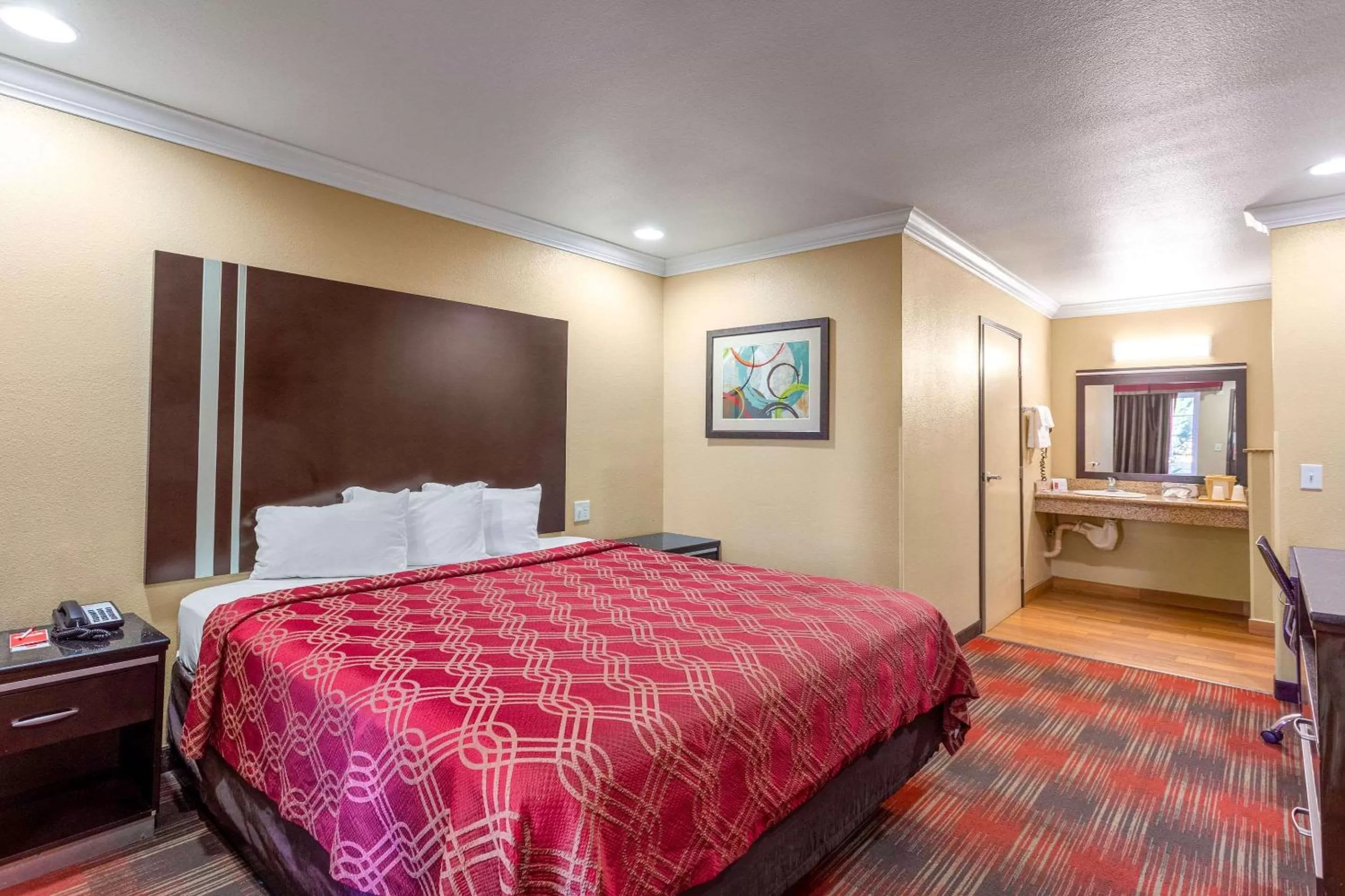 Photo of the whole room, Bed in Econo Lodge Inn & Suites Escondido Downtown