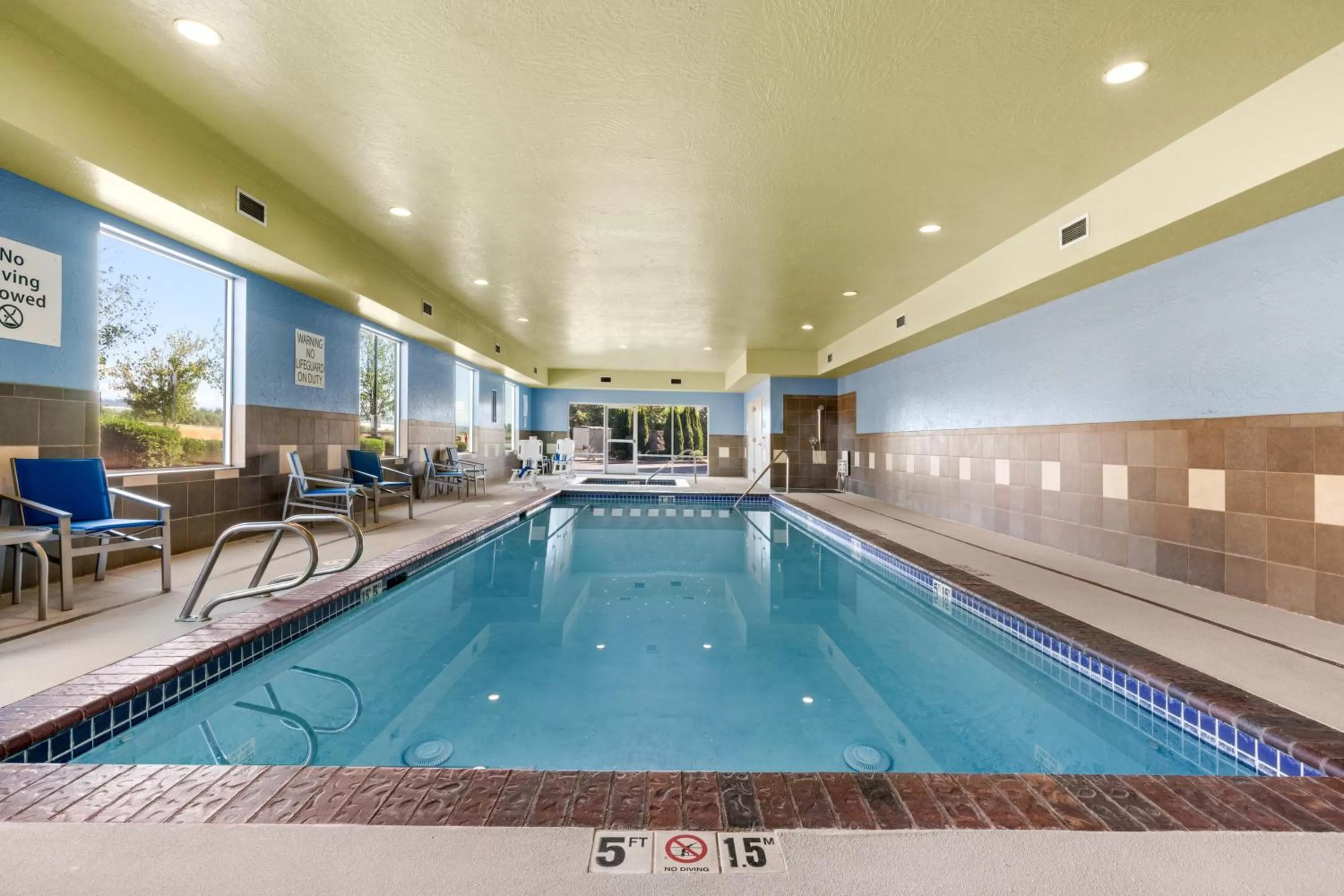 Swimming pool in Holiday Inn Express and Suites Sumner by IHG