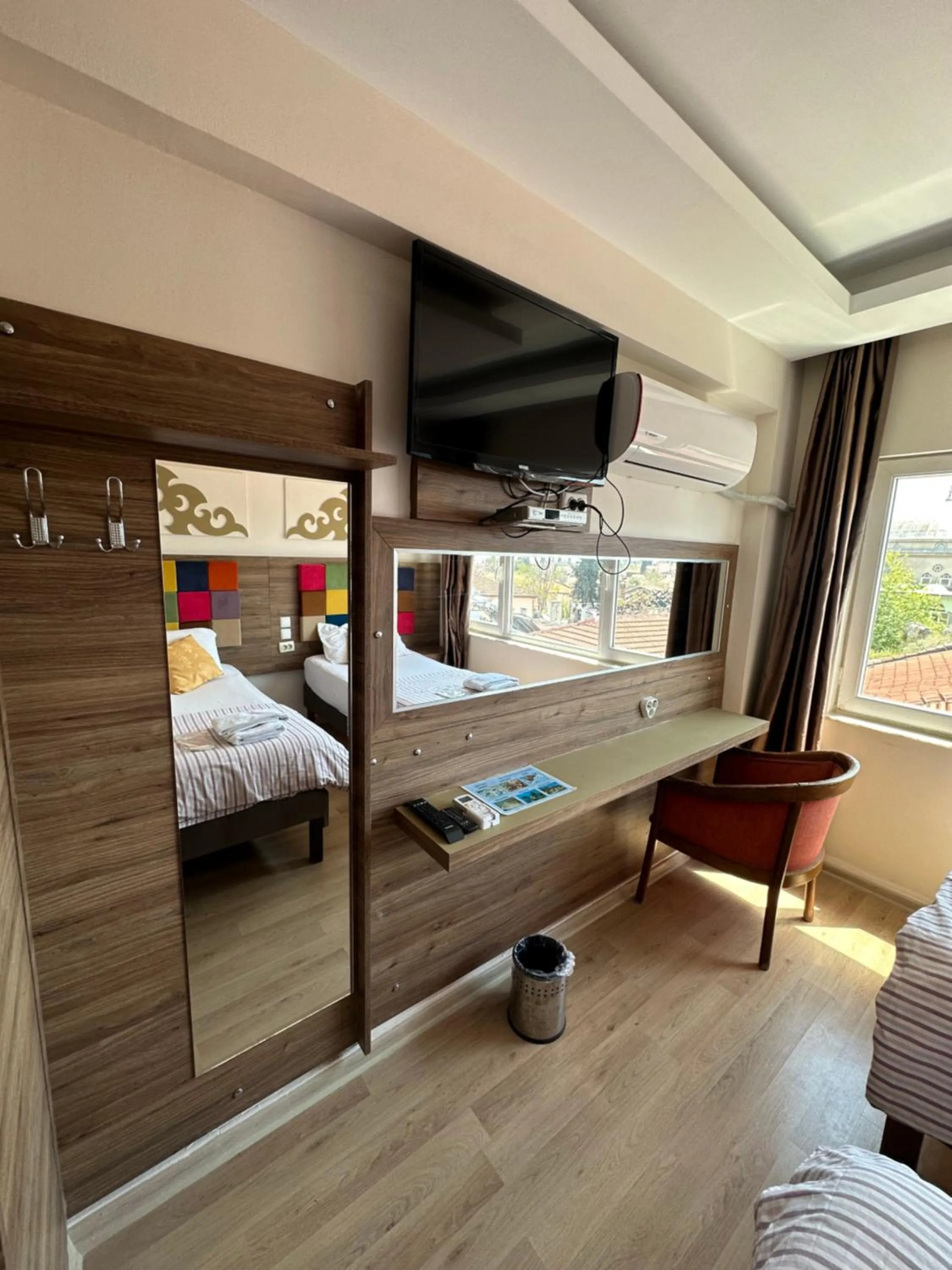 Communal lounge/ TV room, Bed in Hotel Twenty