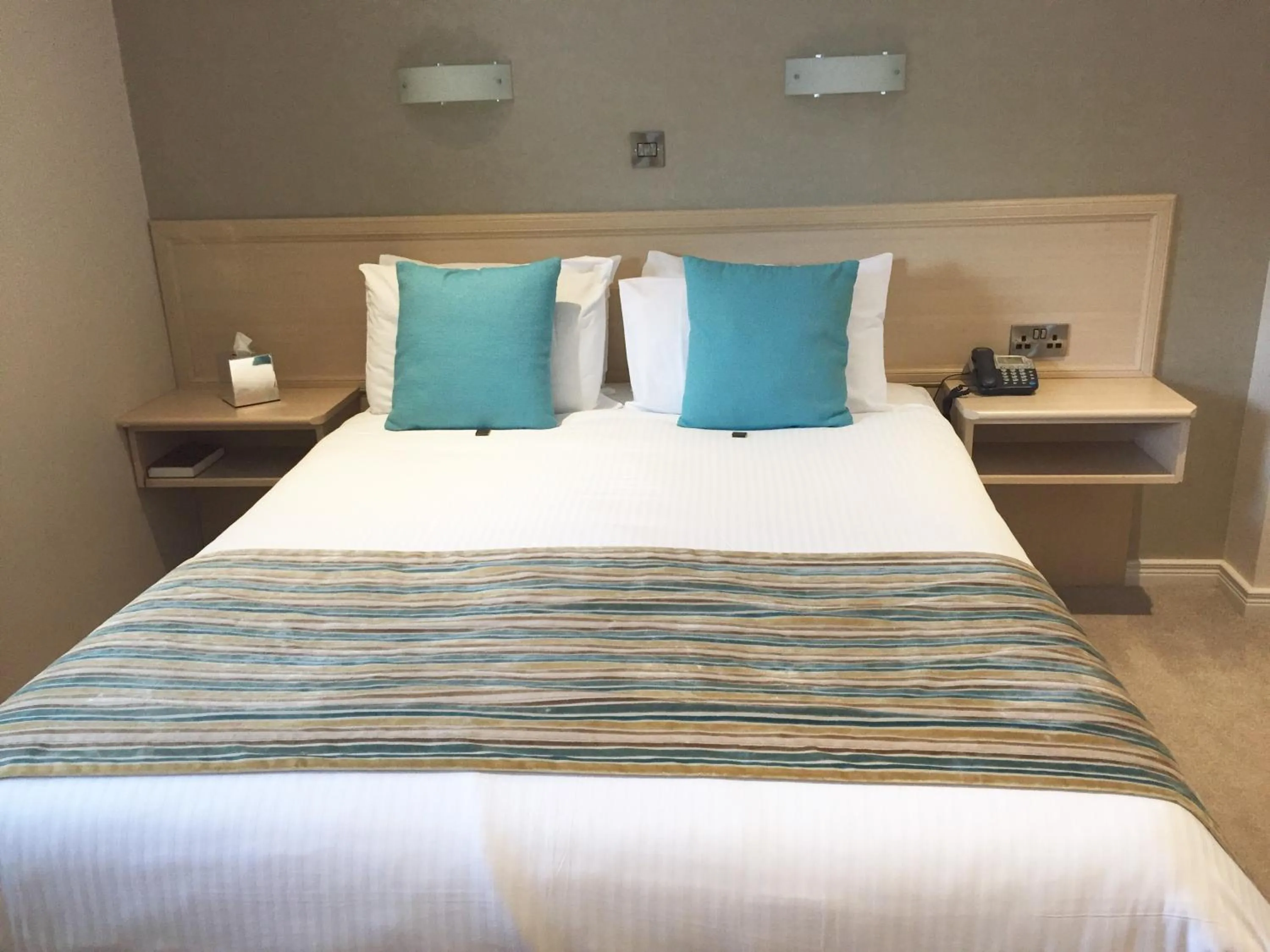 Bedroom, Bed in The Lodge Hotel