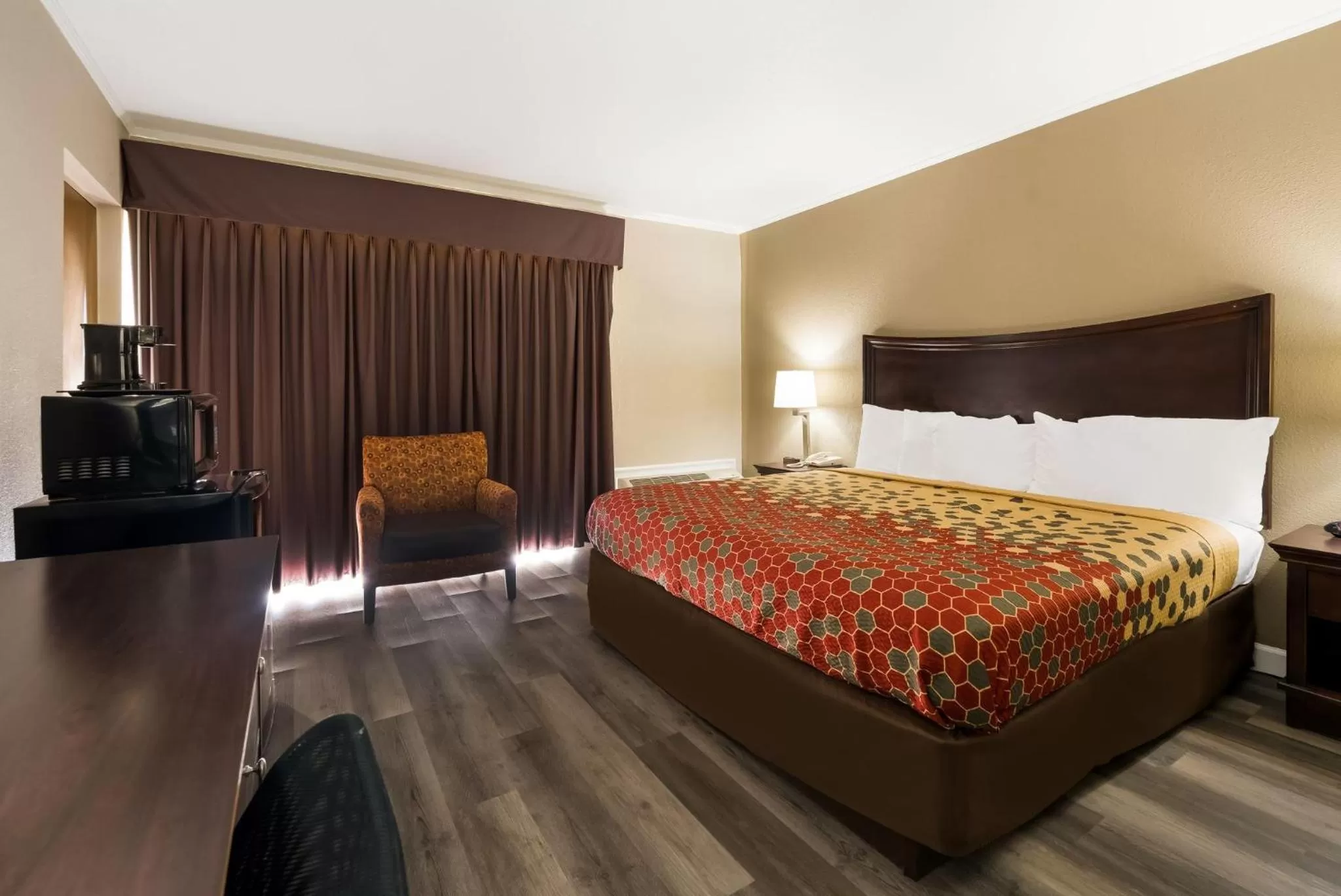 Bed in Perry Inn & Suites By Capital O National Fairground GA I 75