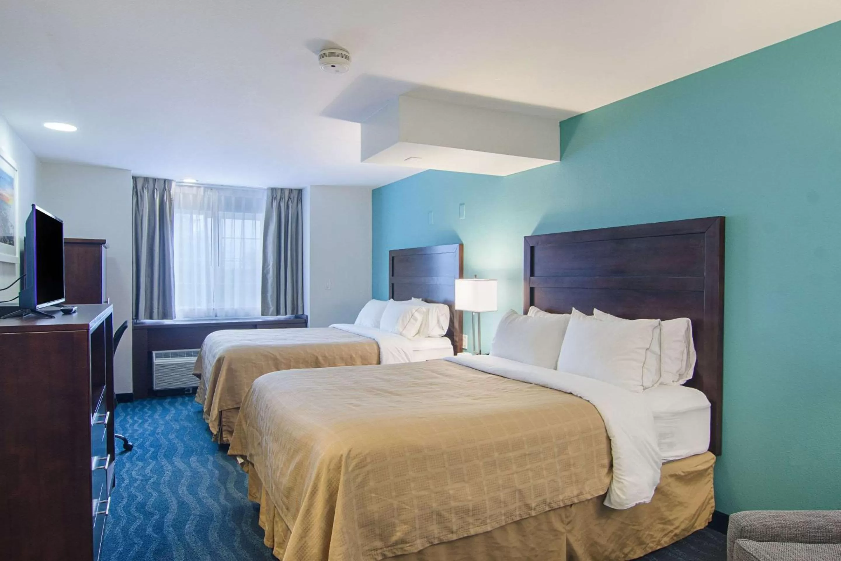 Photo of the whole room, Bed in Quality Inn Seaside Oregon Coast