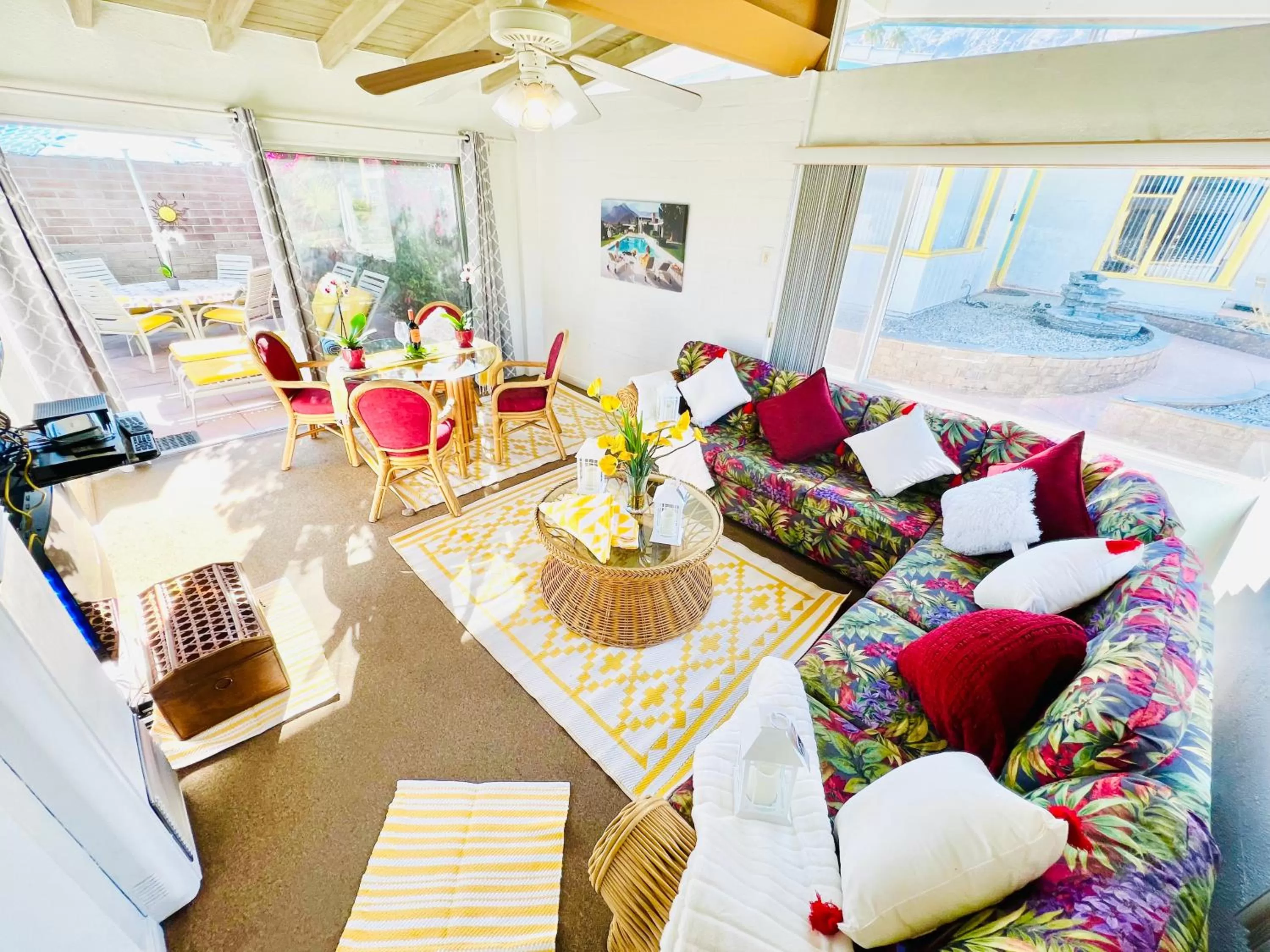 Dining area in A PLACE IN THE SUN Hotel - ADULTS ONLY Big Units, 24h Heated Pool & Spa in 1 Acre Park Prime Location, DOG Friendly, TOP Midcentury Modern Boutique Hotel