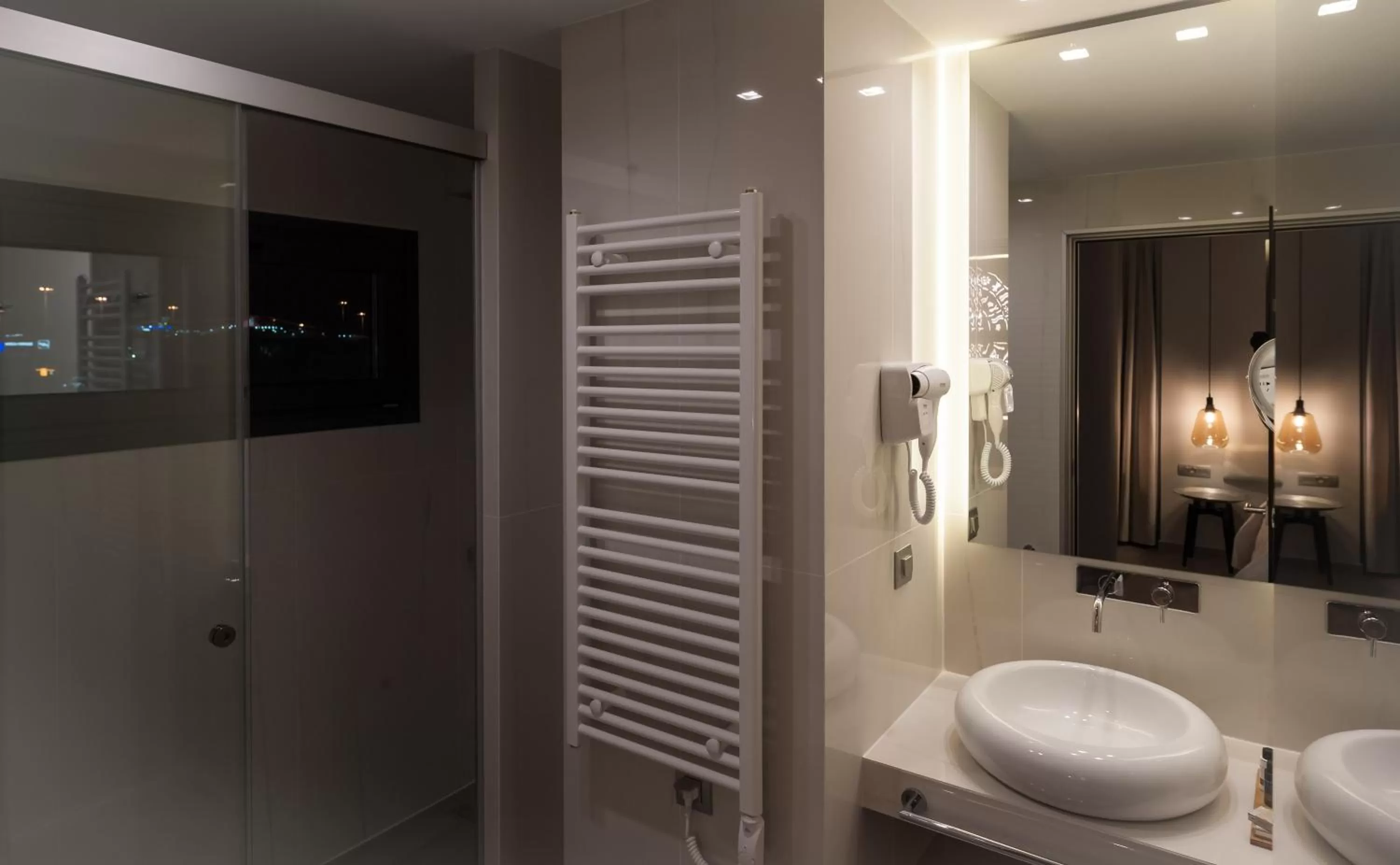 Bathroom in Lavris City Suites