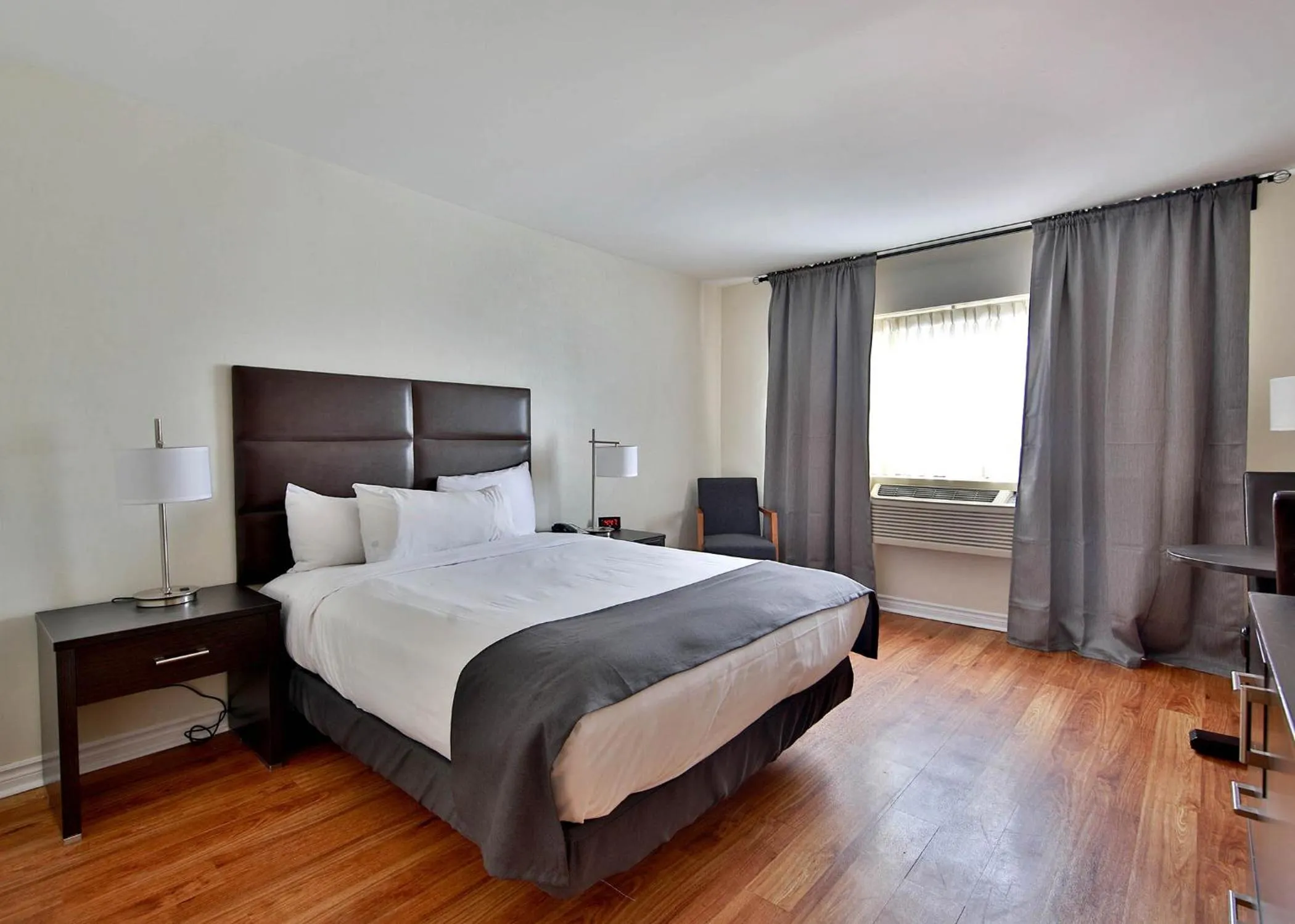 Standard Queen Room in Hotel Newstar Montreal