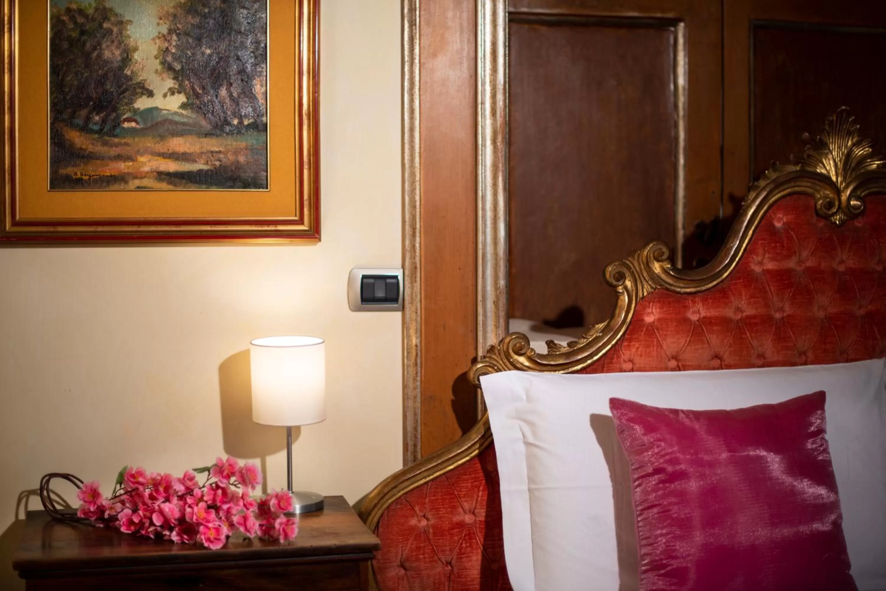 Decorative detail, Bed in Gran Suite Piazza Maggiore - T&T communications