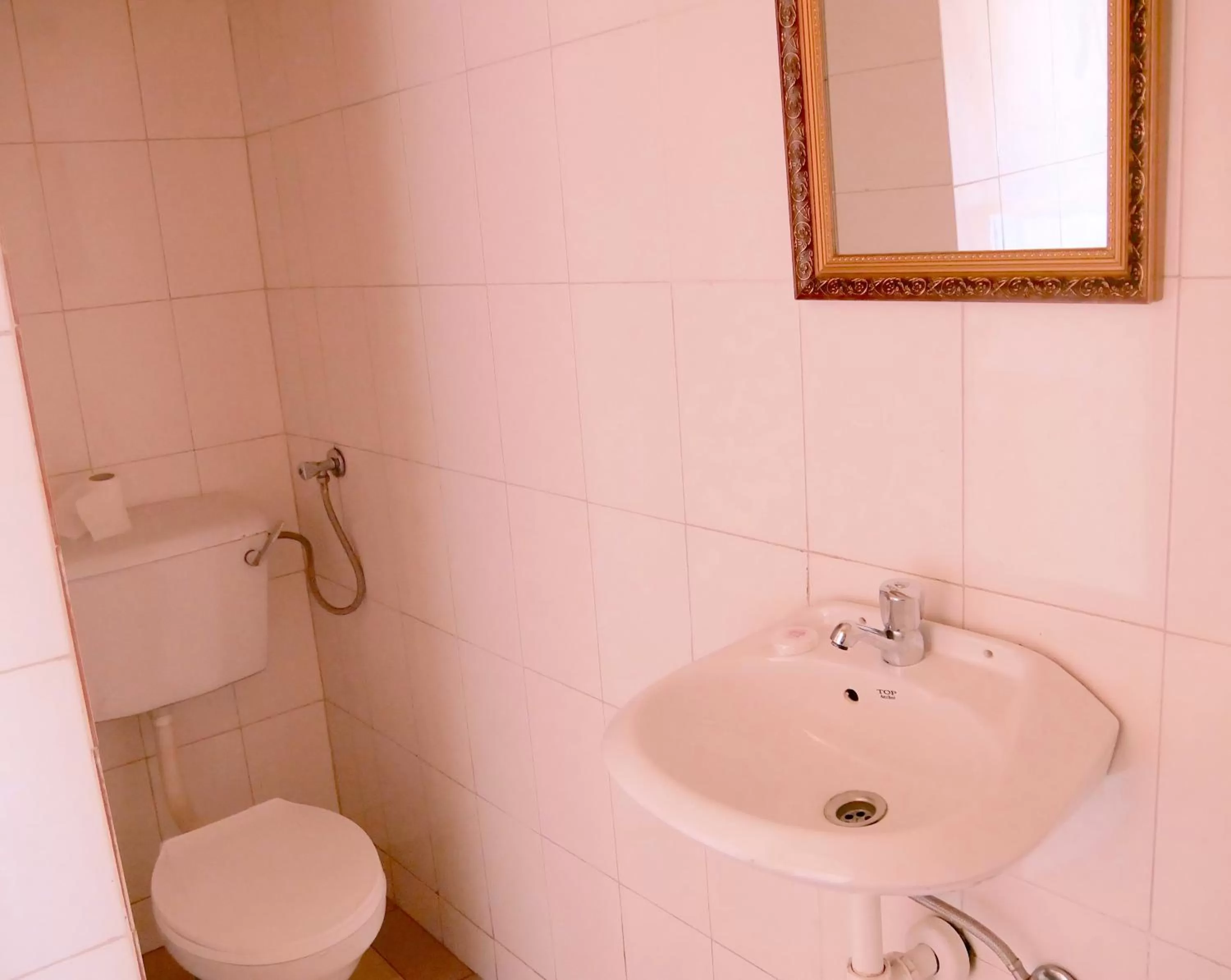 Bathroom in Hotel Acacia City