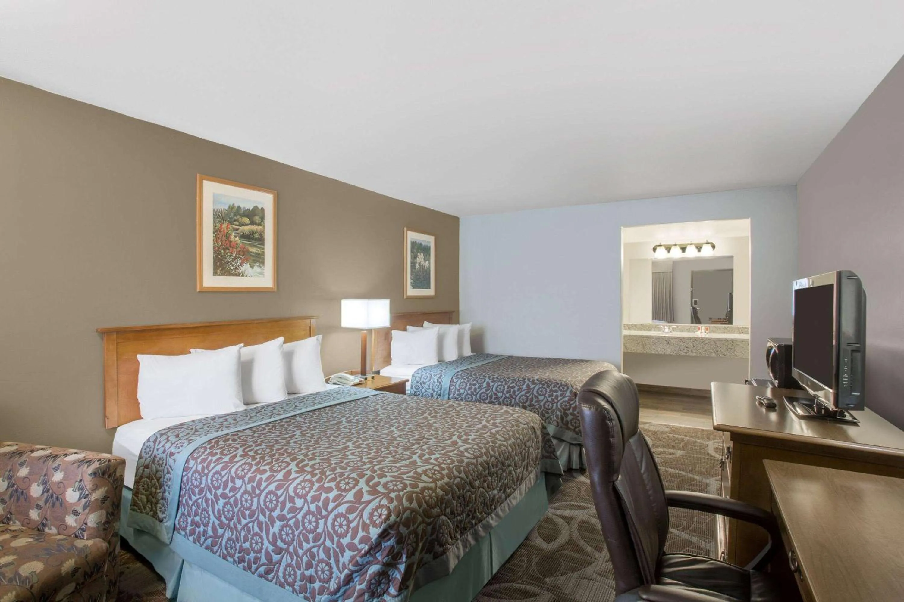 Photo of the whole room, Bed in Royal Inn Provo