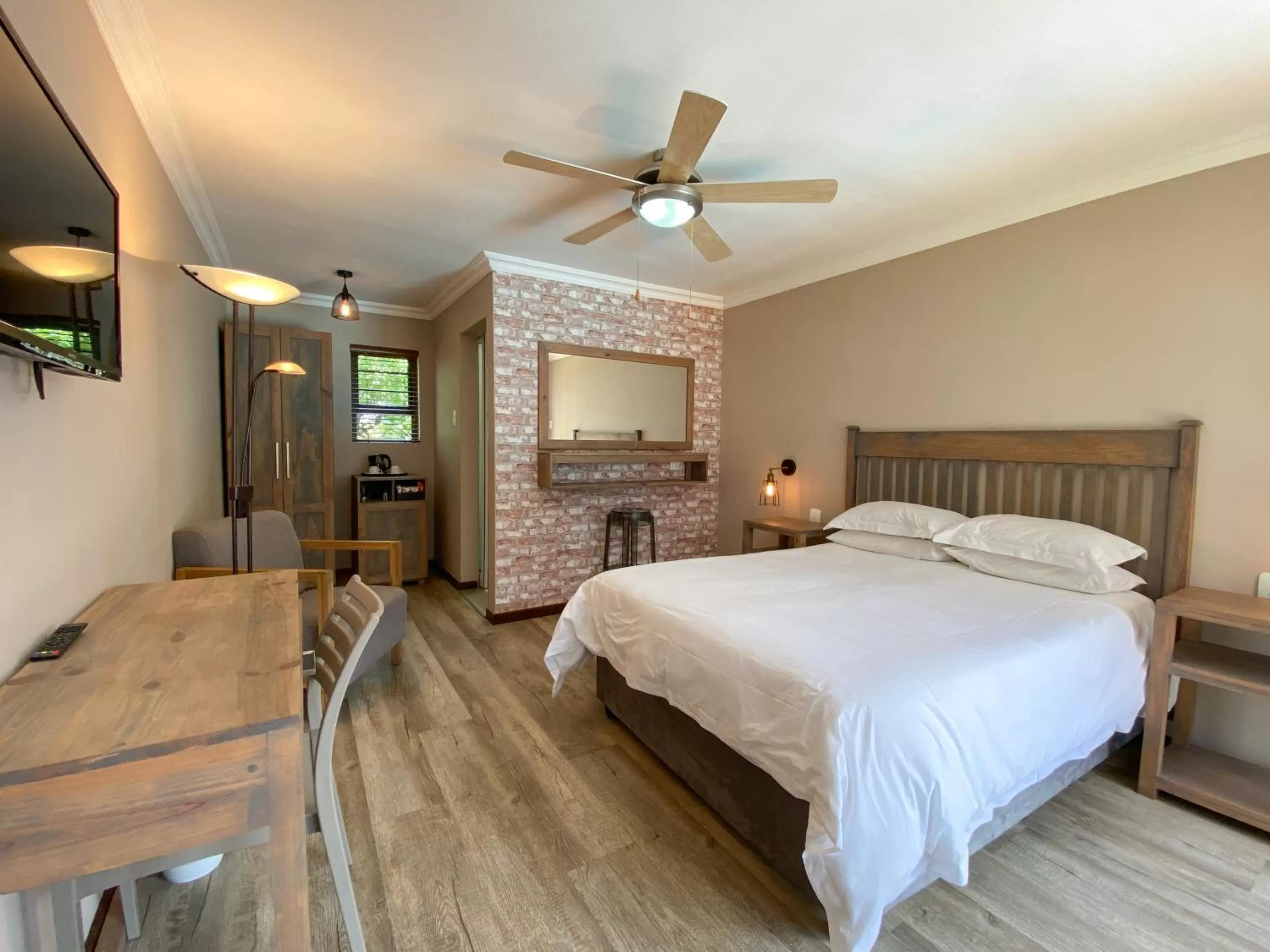 Photo of the whole room, Bed in Loerie Guest Lodge