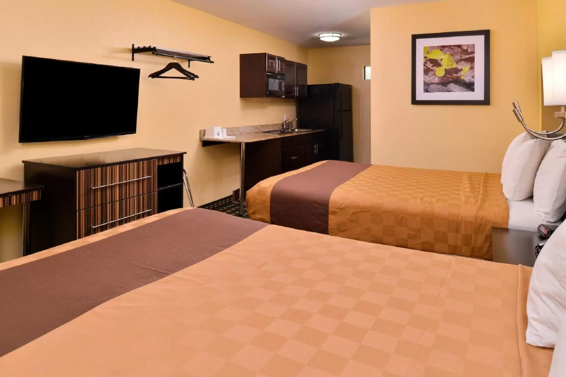 Kitchenette with 2 Queen Beds - Smoking in Americas Best Value Inn Ponca City Kitchenette with 2 Queen Beds - Smoking in Americas Best Value Inn Ponca City