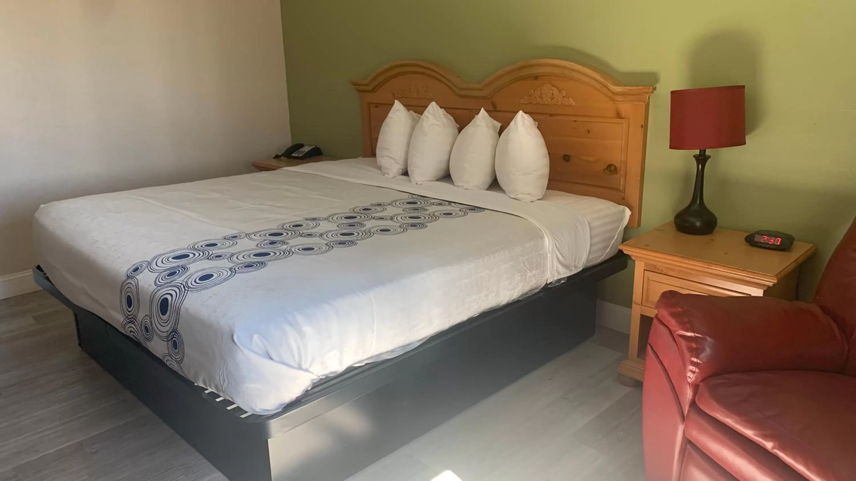 Bed in Regency Inn and Suites