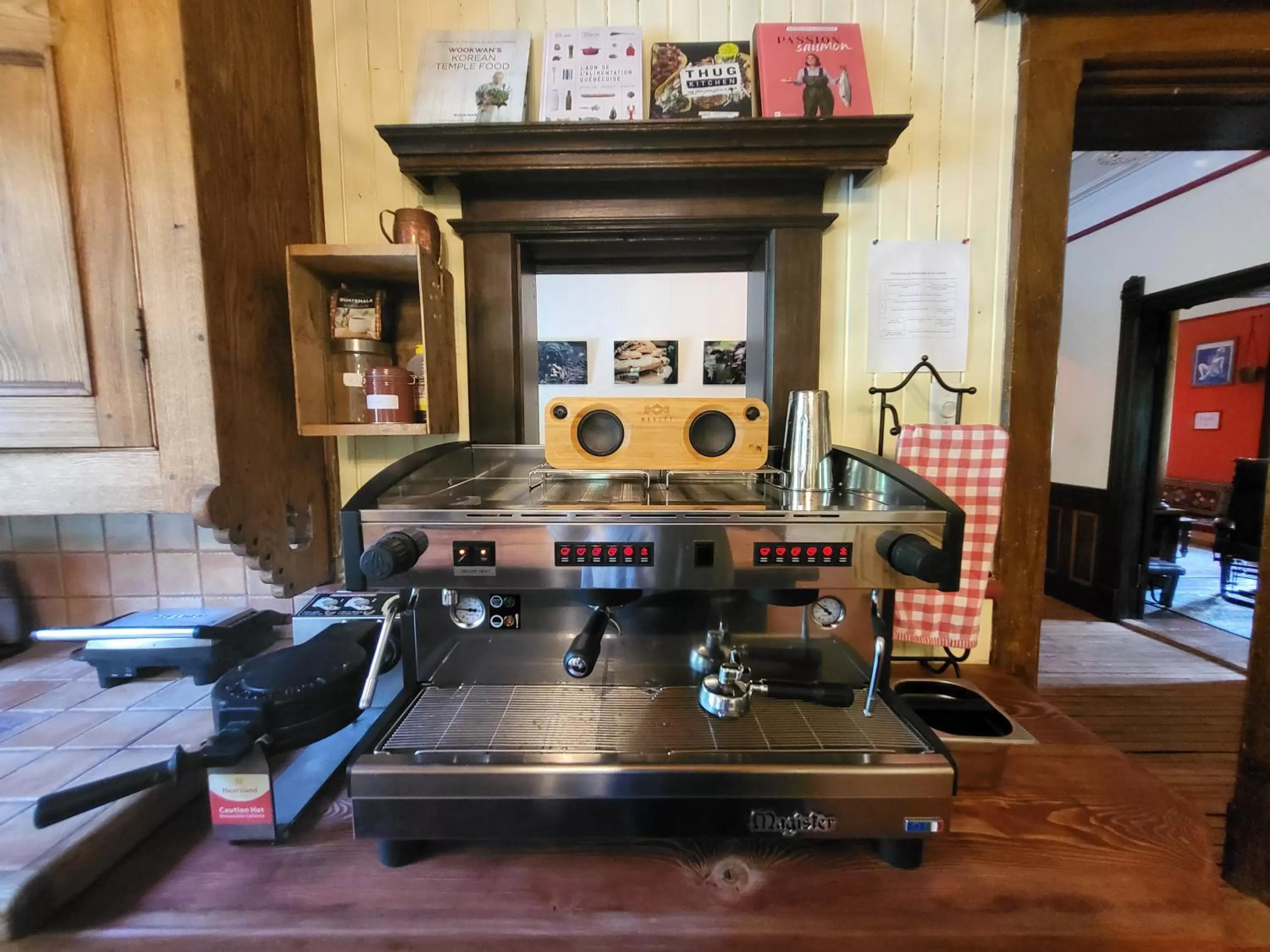 Coffee/tea facilities in Le Salon des Inconnus