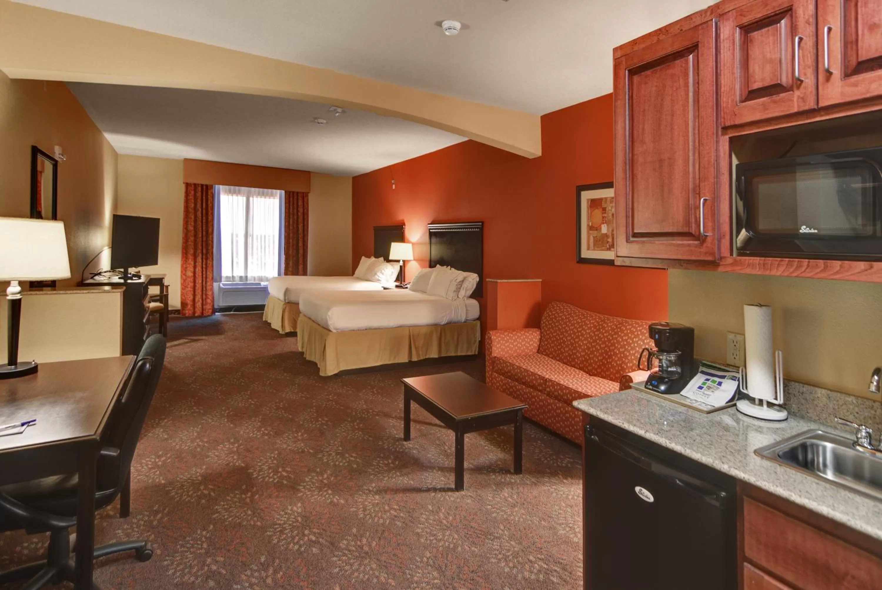 Photo of the whole room, Bed in Holiday Inn Express Hotel and Suites Altus by IHG