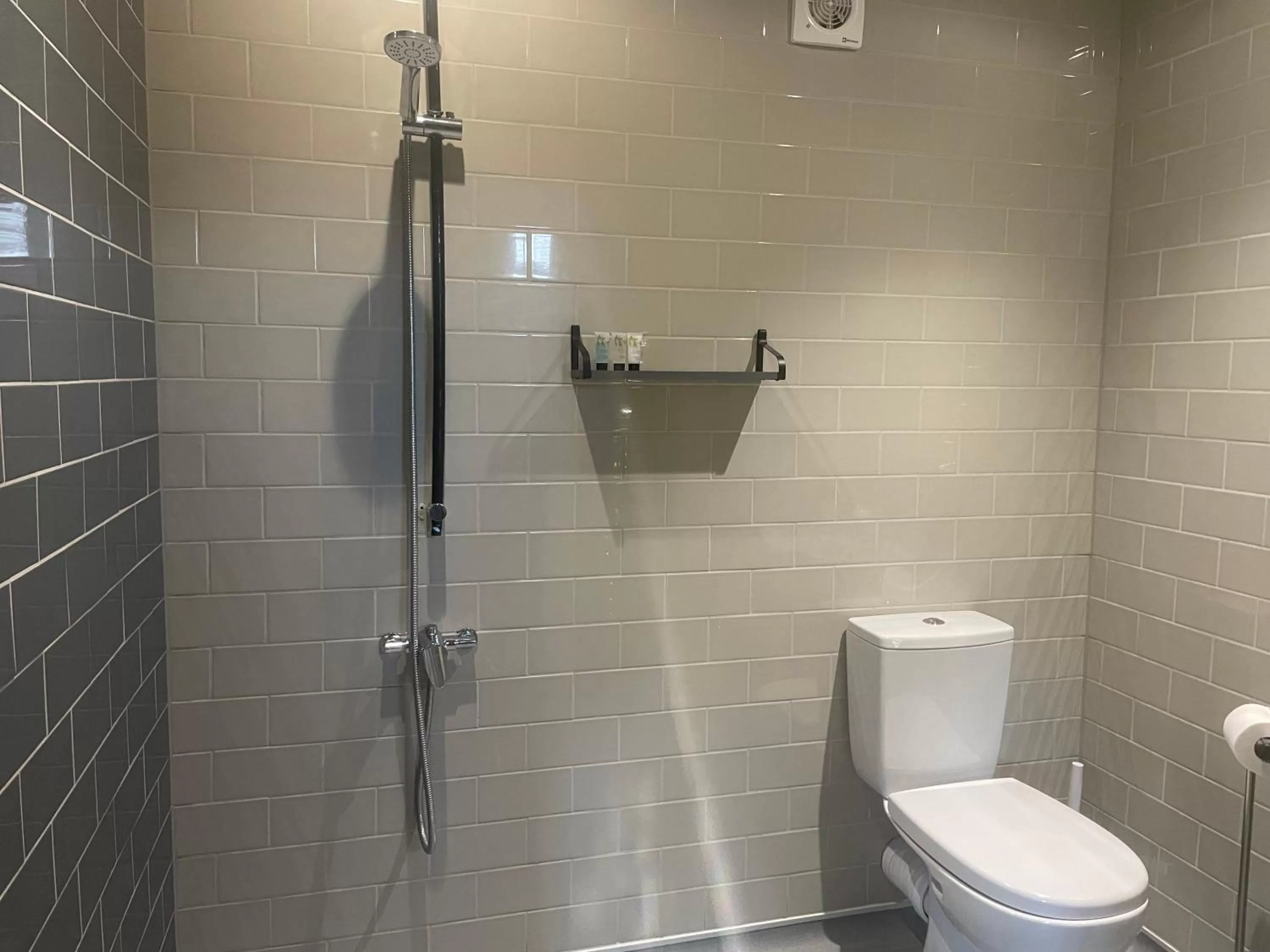 Shower in The Red Lion Charing Heath