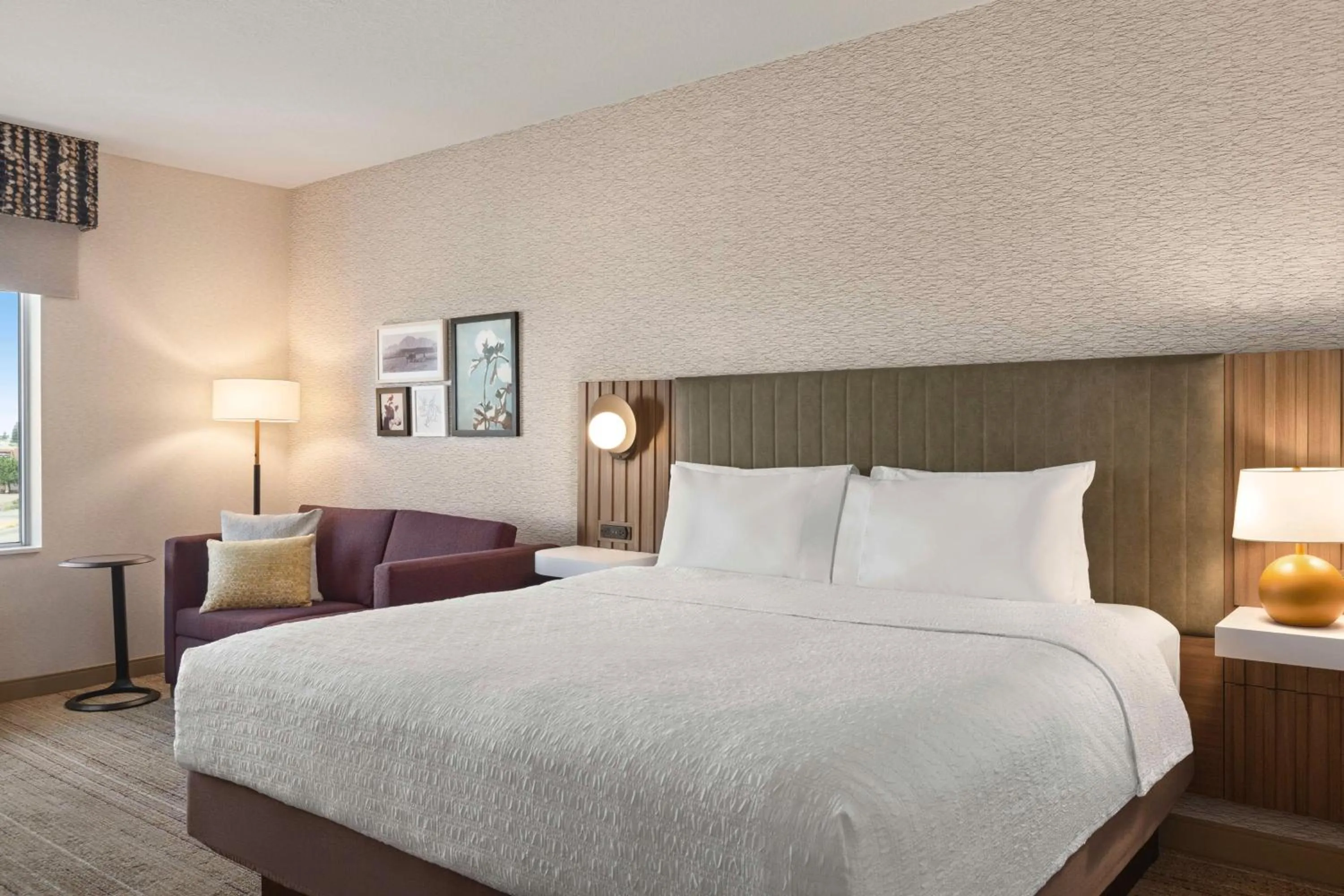 Living room, Bed in Hampton Inn Stockton, Ca