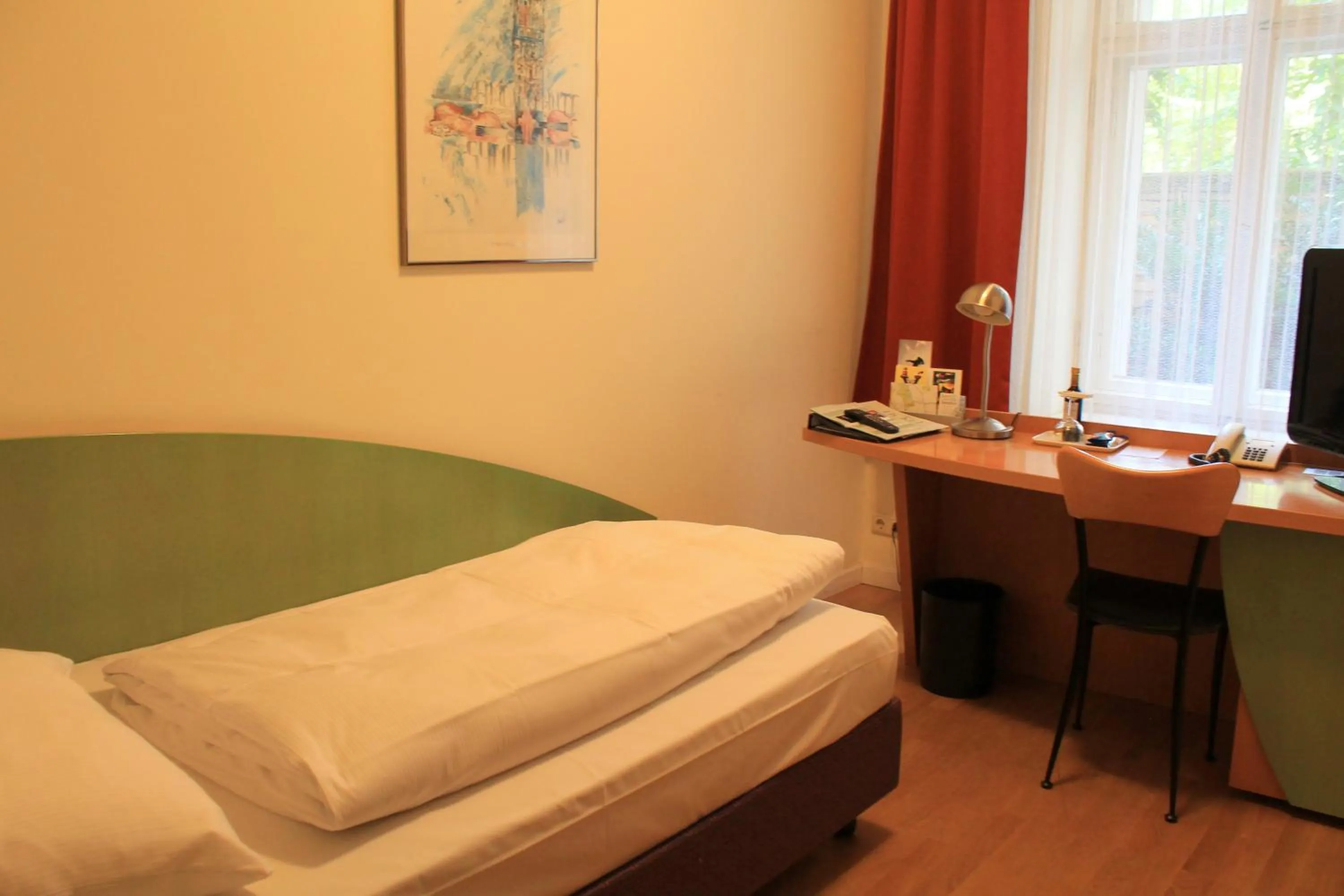 Photo of the whole room, Bed in Hotel Hansablick