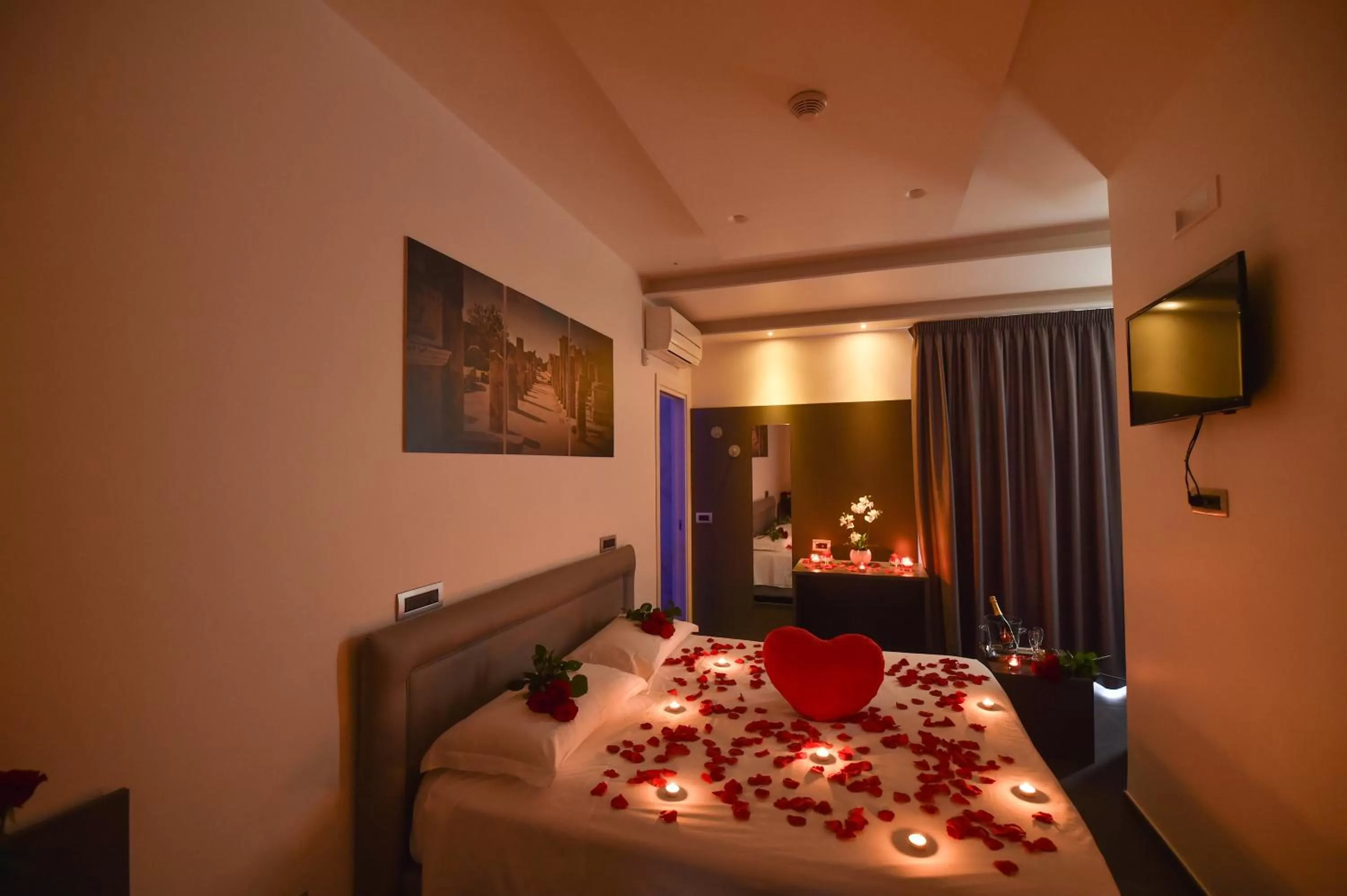 Bed in Pompei Inn Ruins B&B Luxury Suite