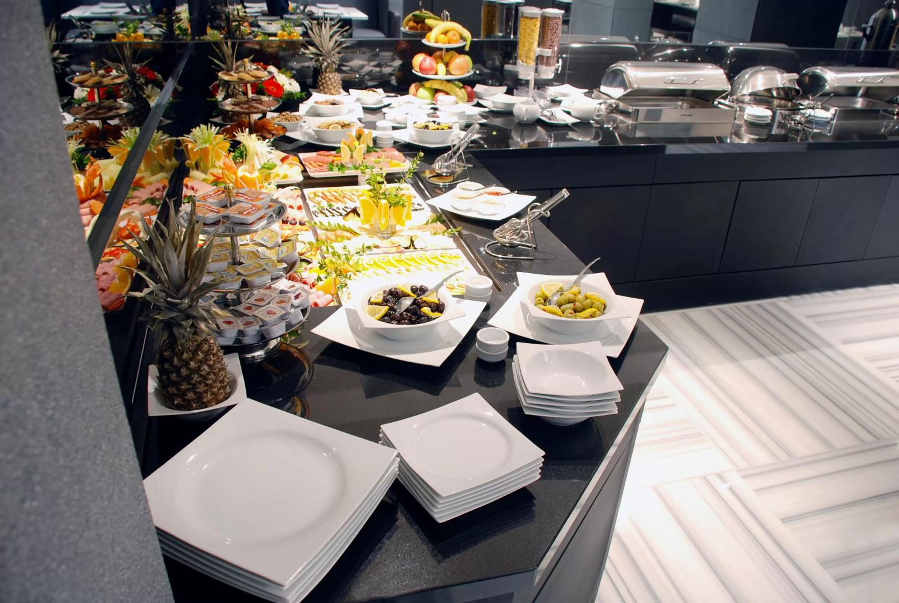 Food and drinks in Met Hotel