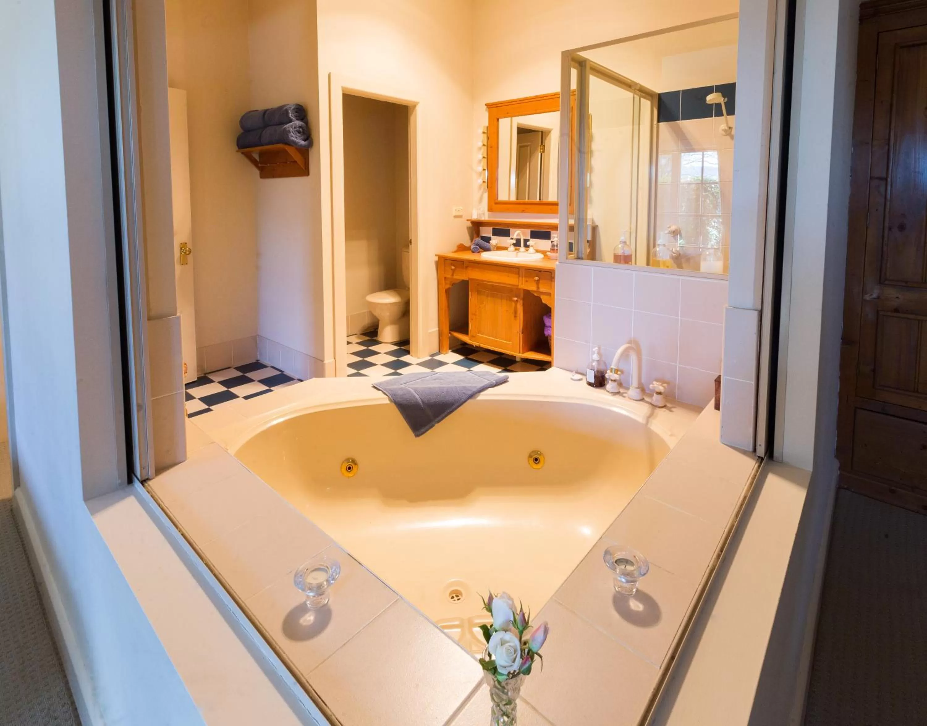 Bathroom, Bed in Strathearn Park Lodge