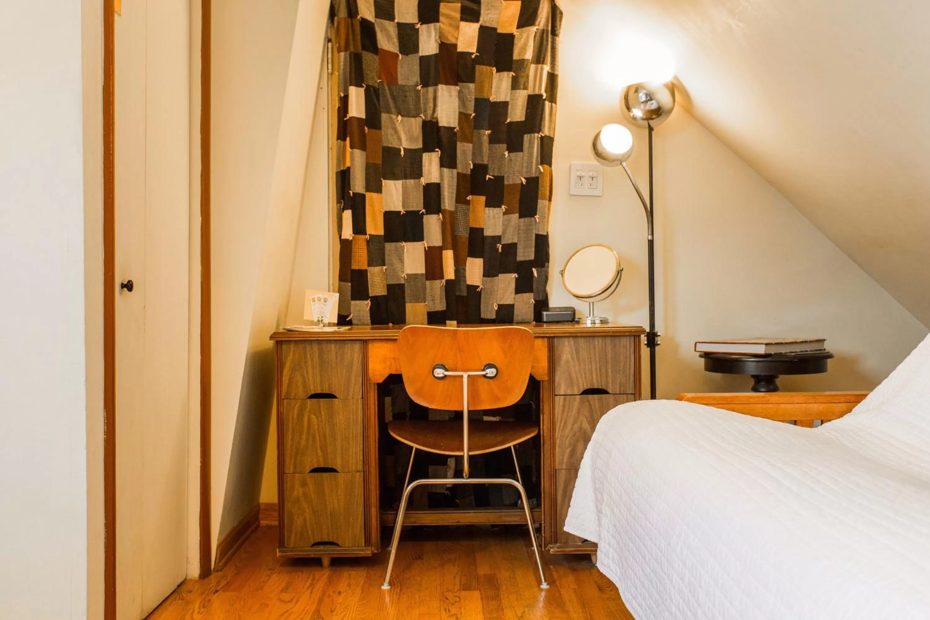 Seating area, Bed in Ray's Bucktown Bed and Breakfast