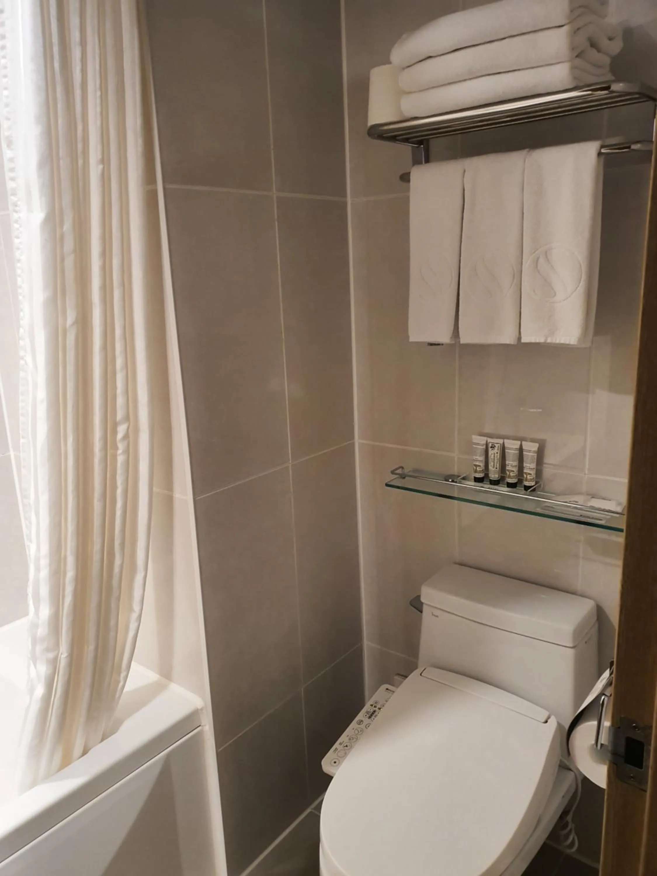 Bathroom in Hotel Skypark Jeju 1 Newly renovated