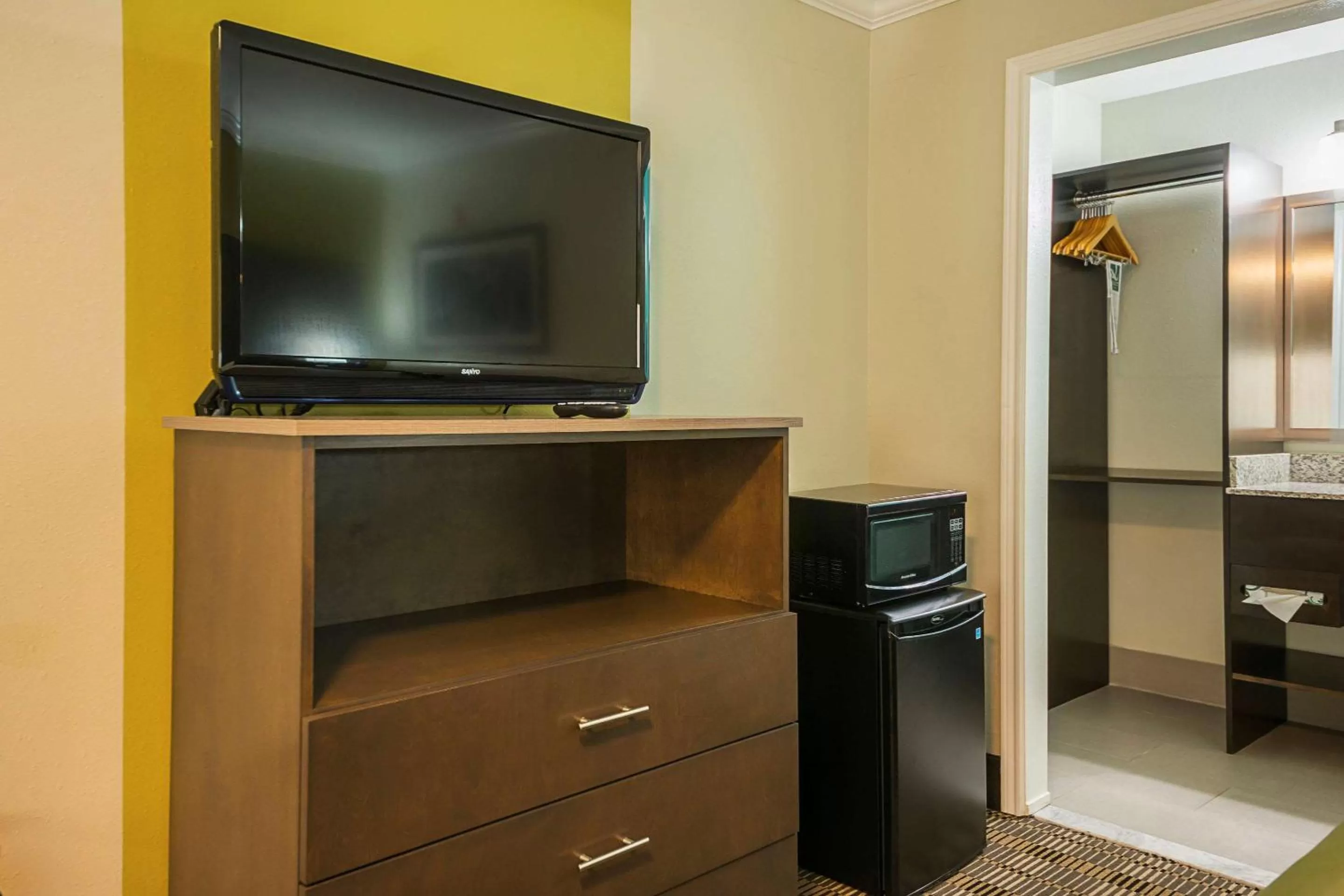 Bedroom in Quality Inn DeRidder