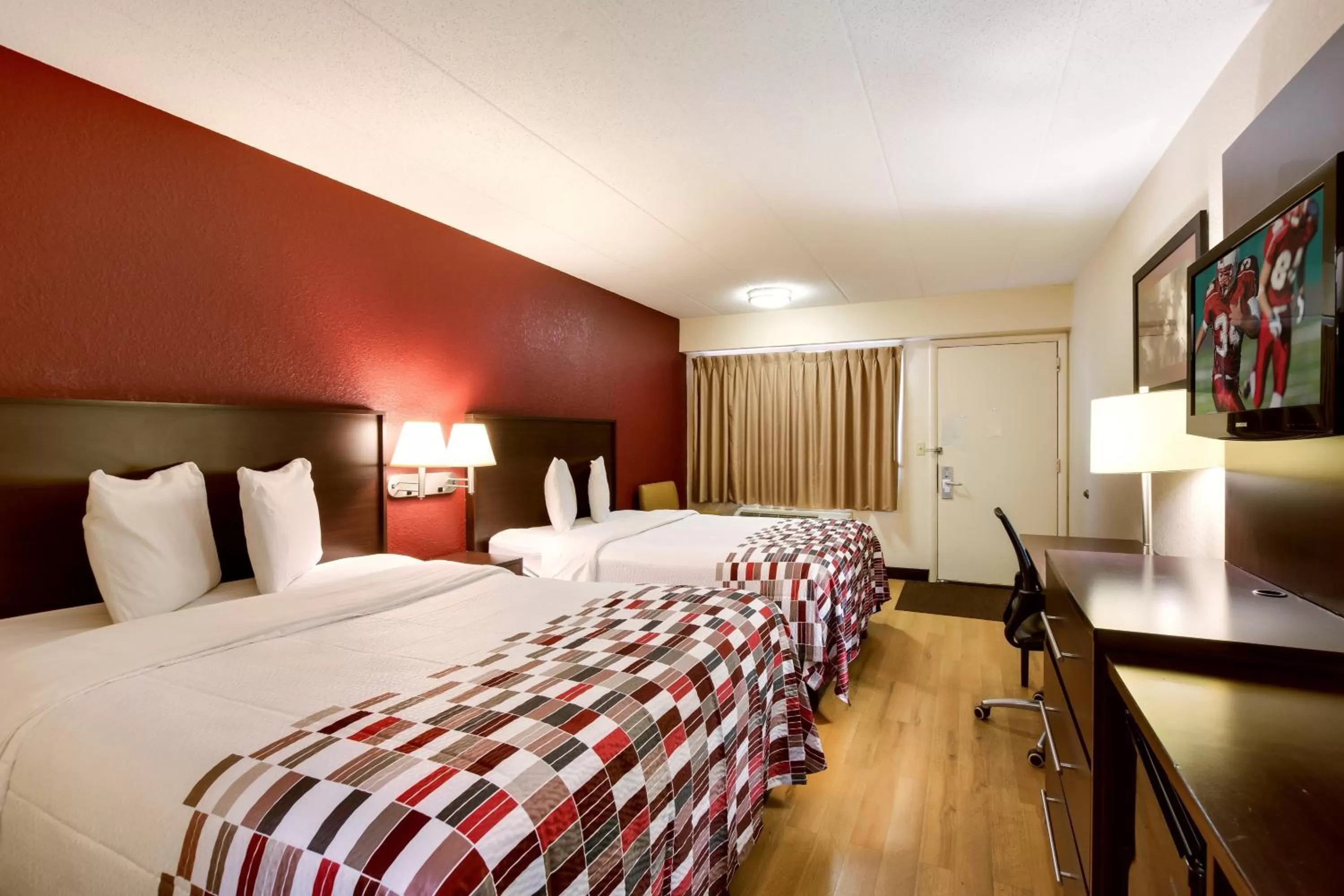 Photo of the whole room, Bed in Red Roof Inn Kalamazoo East – Expo Center