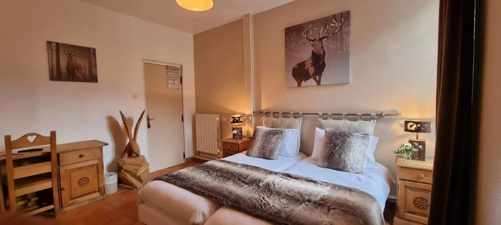 Bed in Hotel La Bonne Auberge