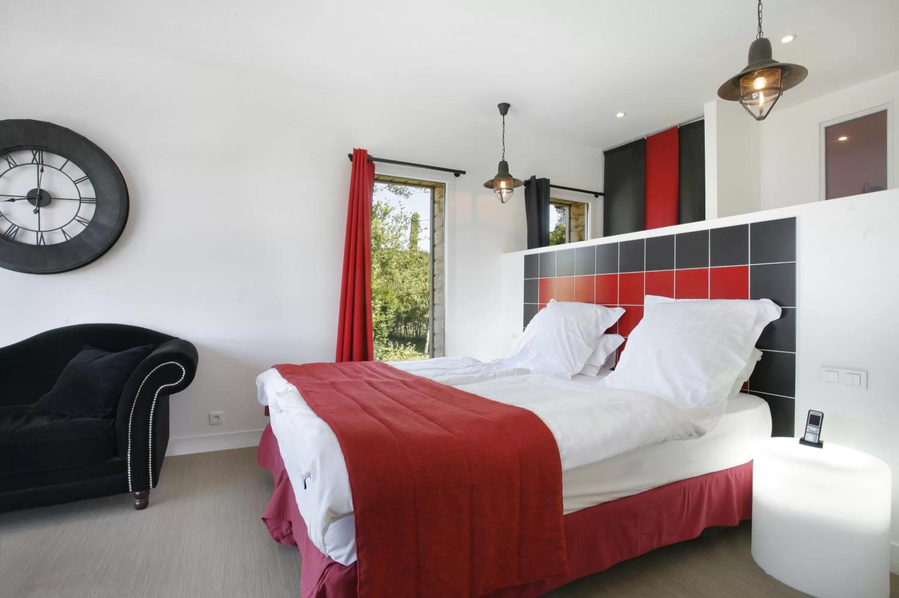 Bed in The Originals Hôtel Le Cise Restaurant Chambres et Suites