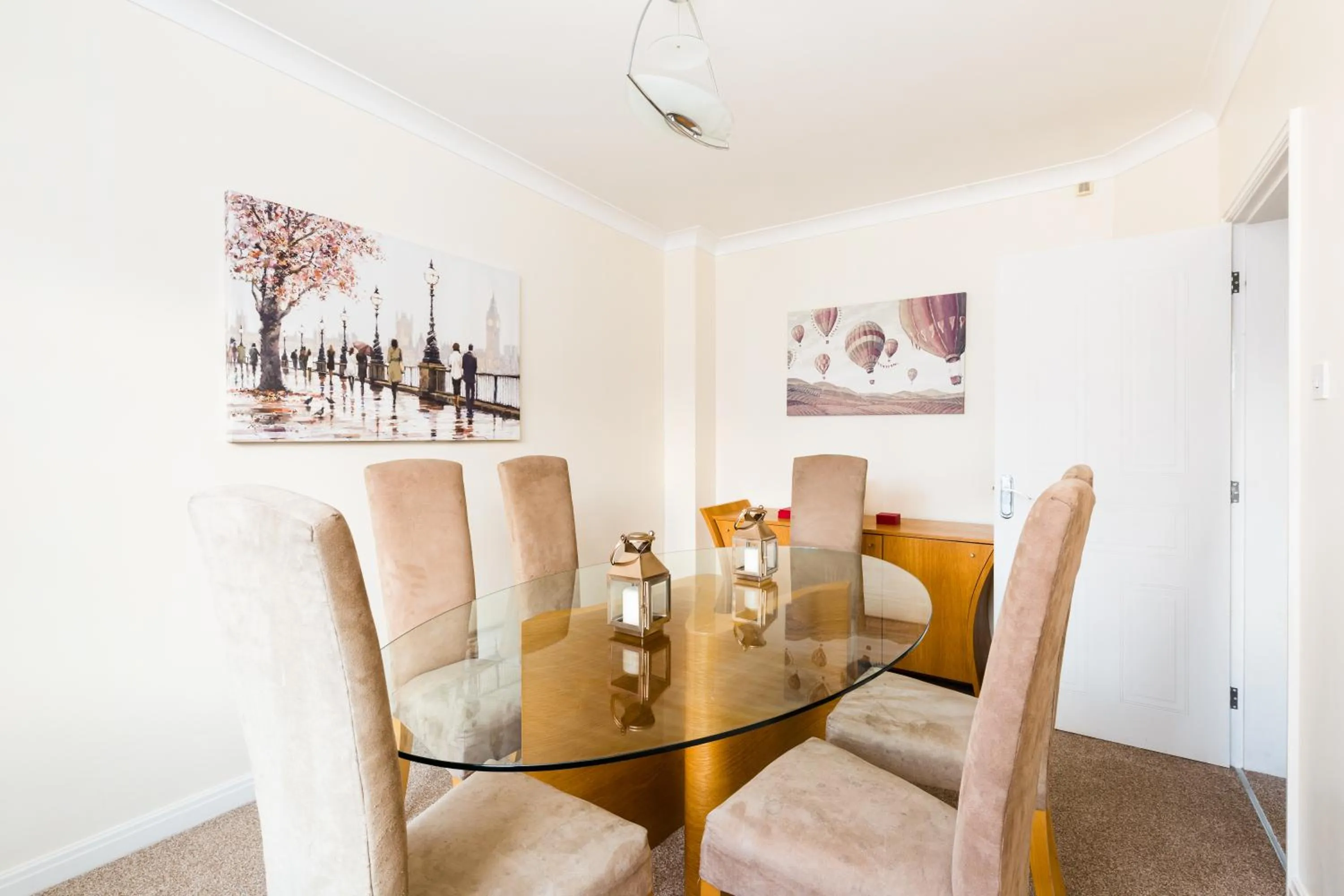 Dining area in Drayton Manor House FREE parking