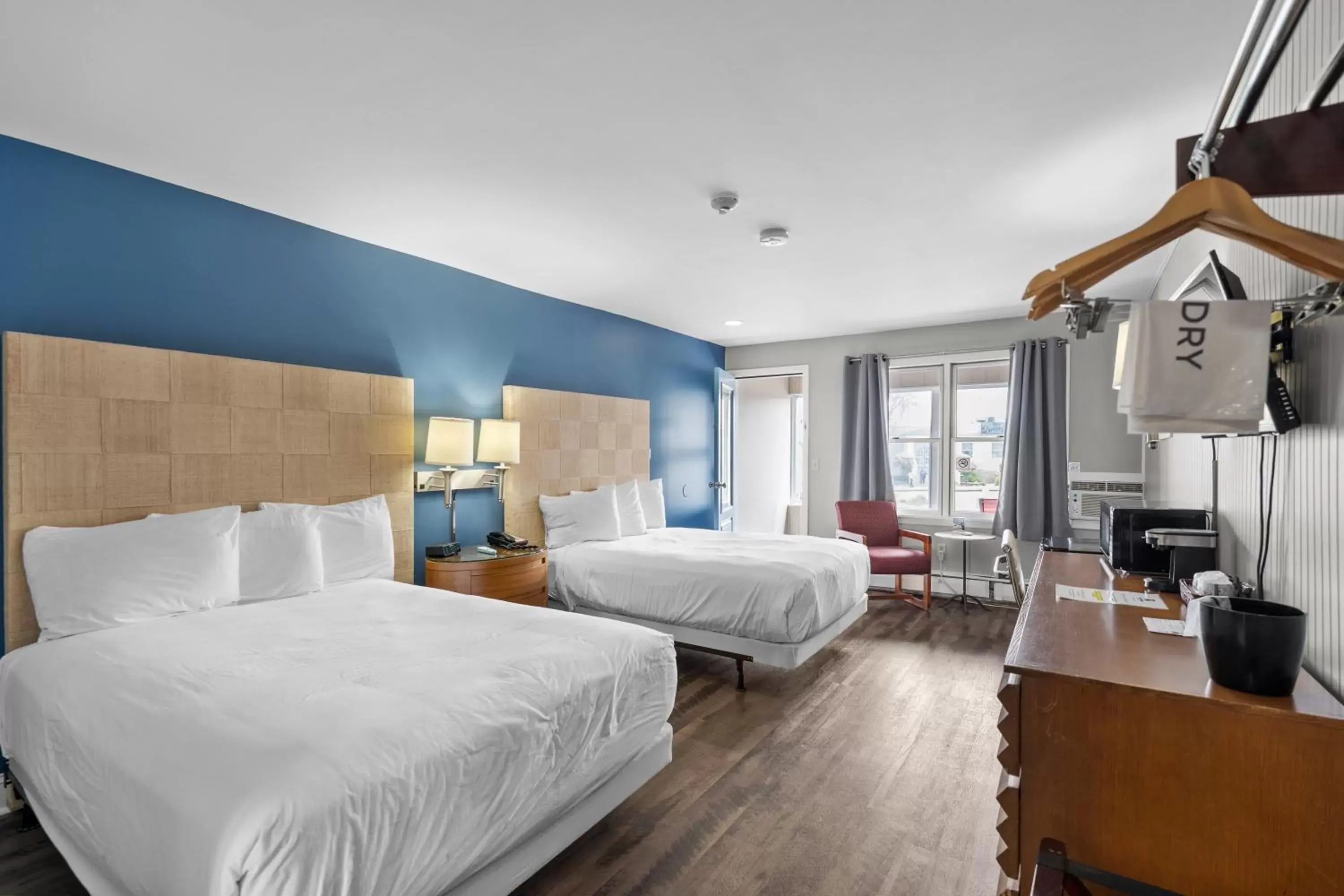 Deluxe Double Room with Balcony and Sea View in Trade Winds Inn Deluxe Double Room with Balcony and Sea View in Trade Winds Inn