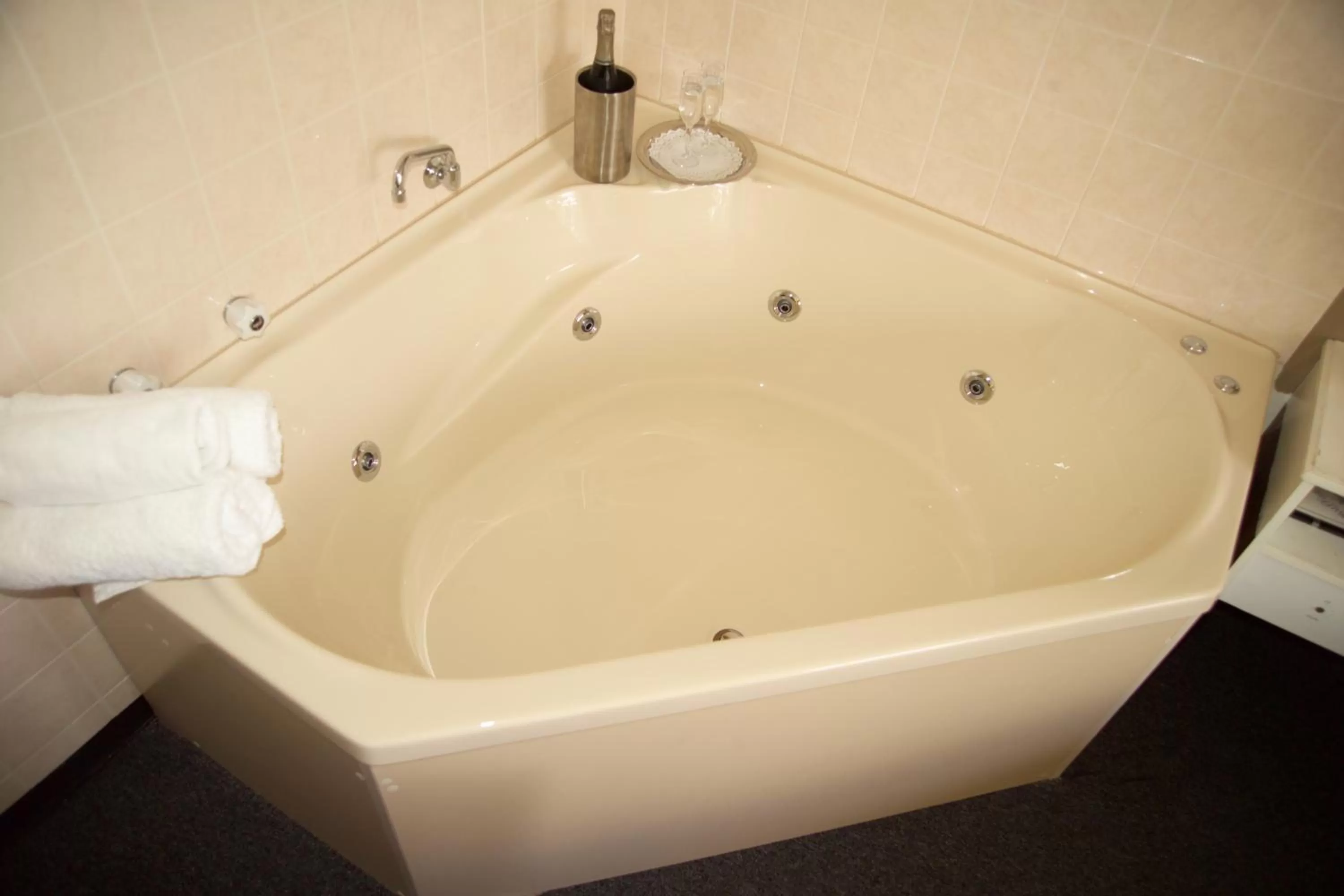 Bathroom in Buffalo Motor Inn