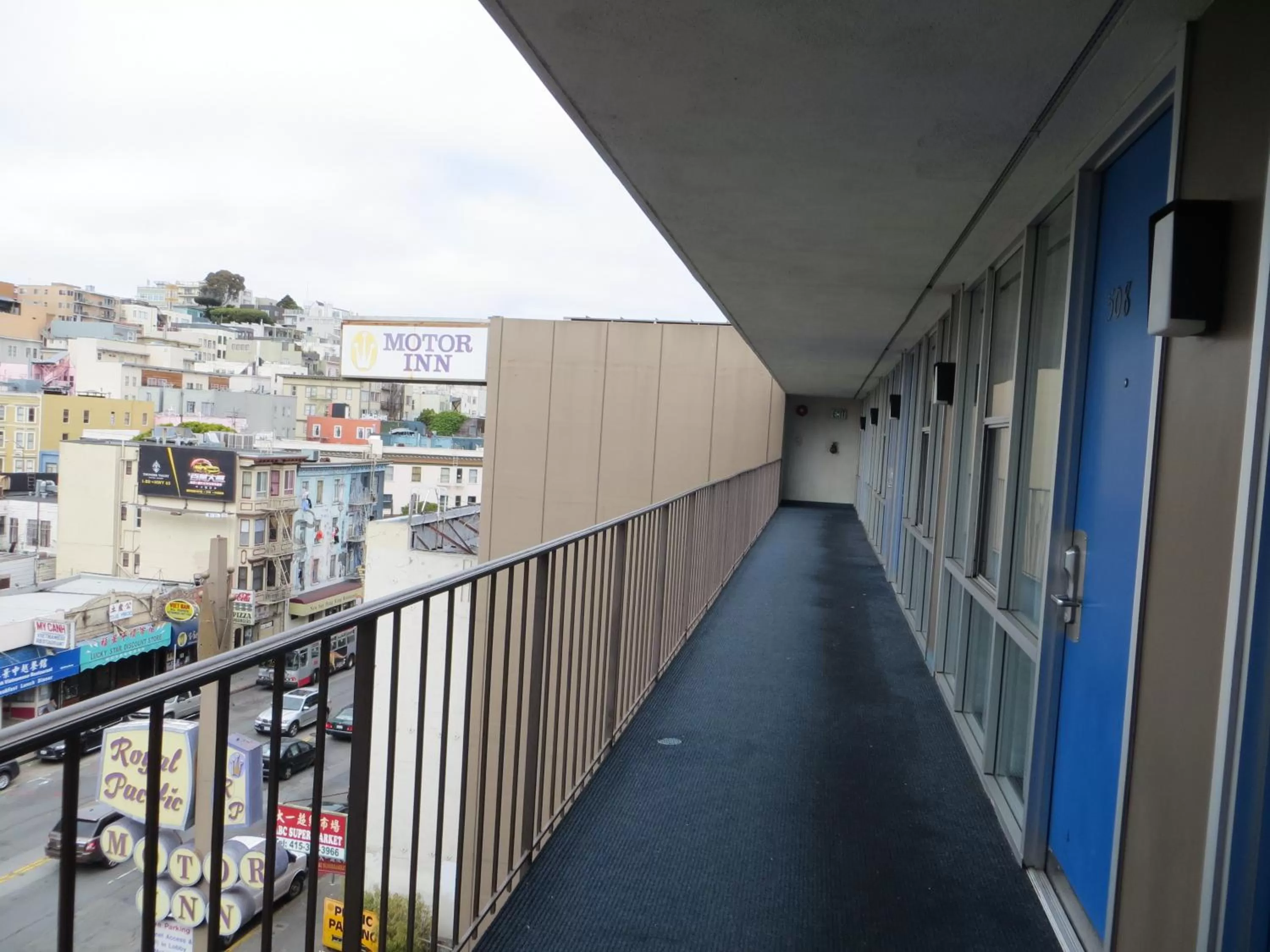 Facade/entrance in Royal Pacific Motor Inn