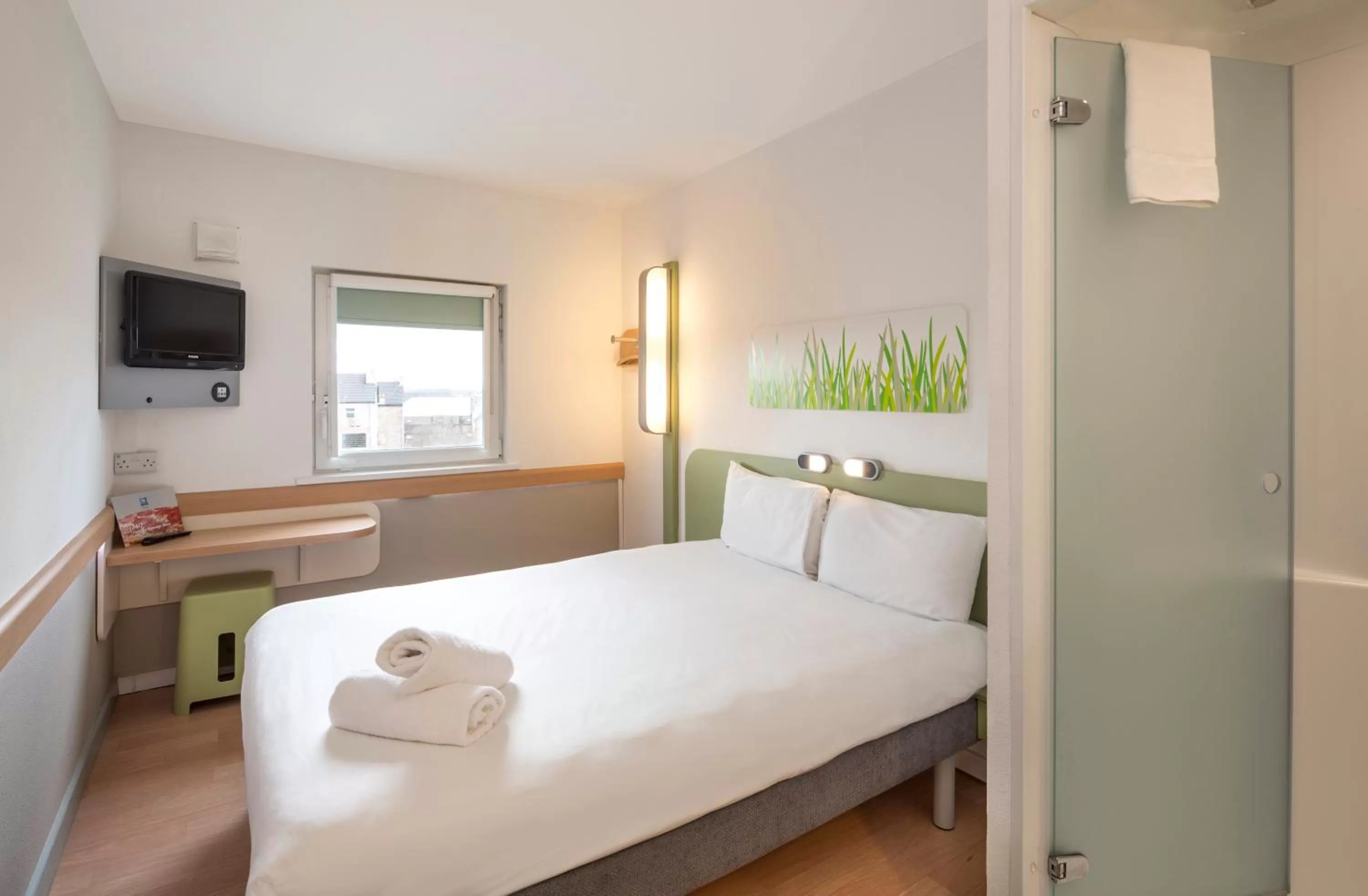 Bedroom, Bed in ibis budget Glasgow