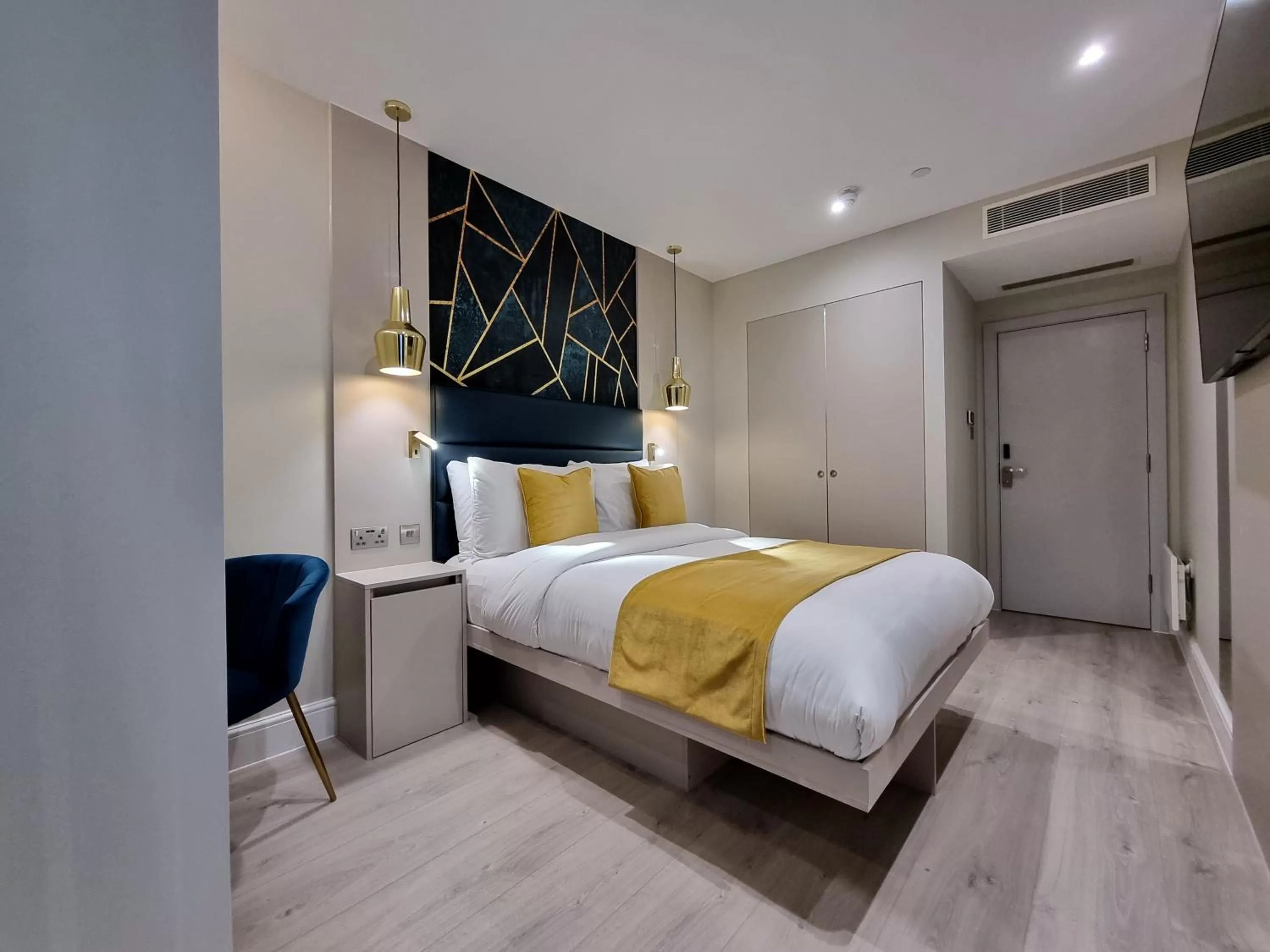 Photo of the whole room, Bed in NOX Kensington Gardens