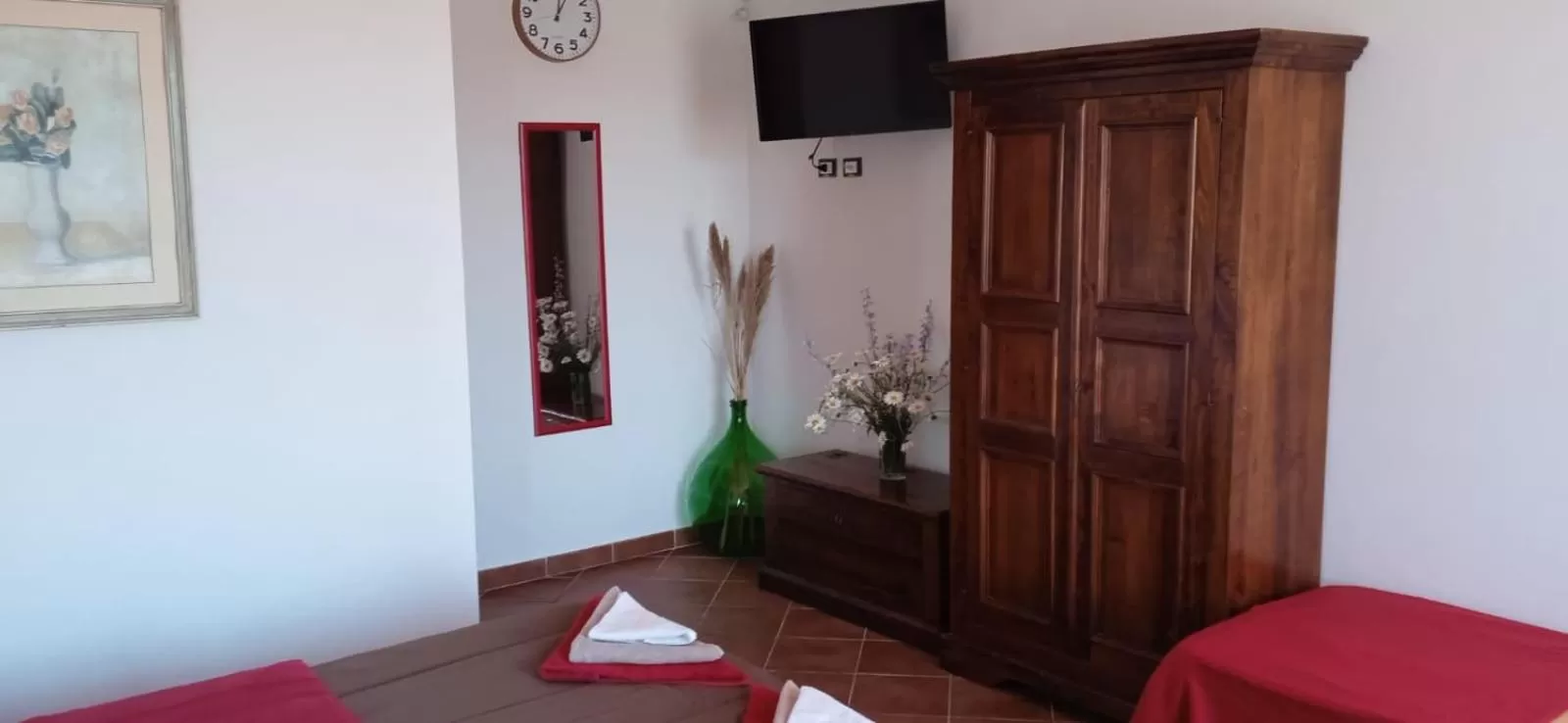 TV/Entertainment Center in In Vino Veritas